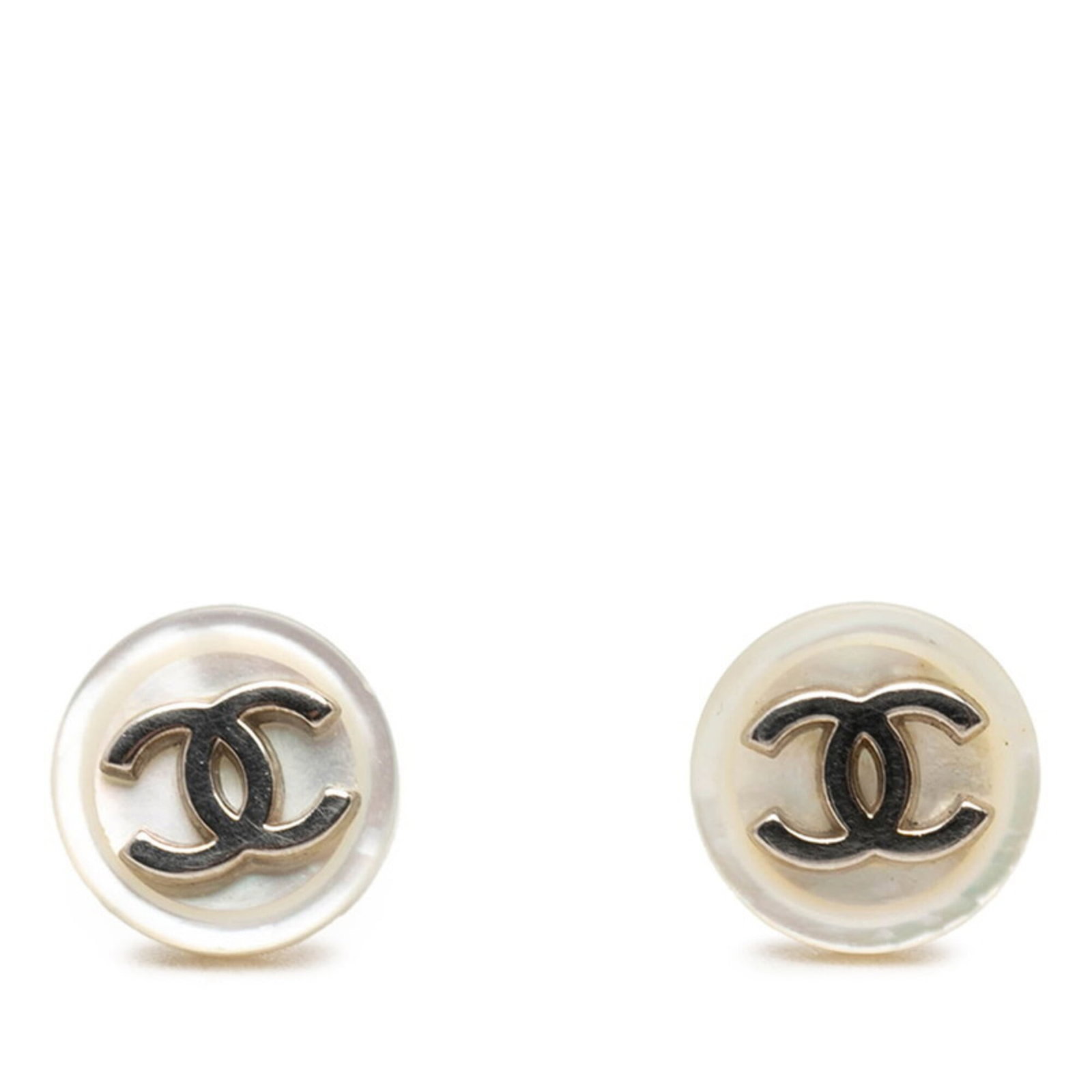 Stud Earrings Metal by Chanel: Stud Earrings Metal by Chanel Stud earrings by Chanel in silver and white metal, measuring 11.90mm x 11.90mm, feature a classic design with a subtle presence on the earlobe. The item has traces of usa