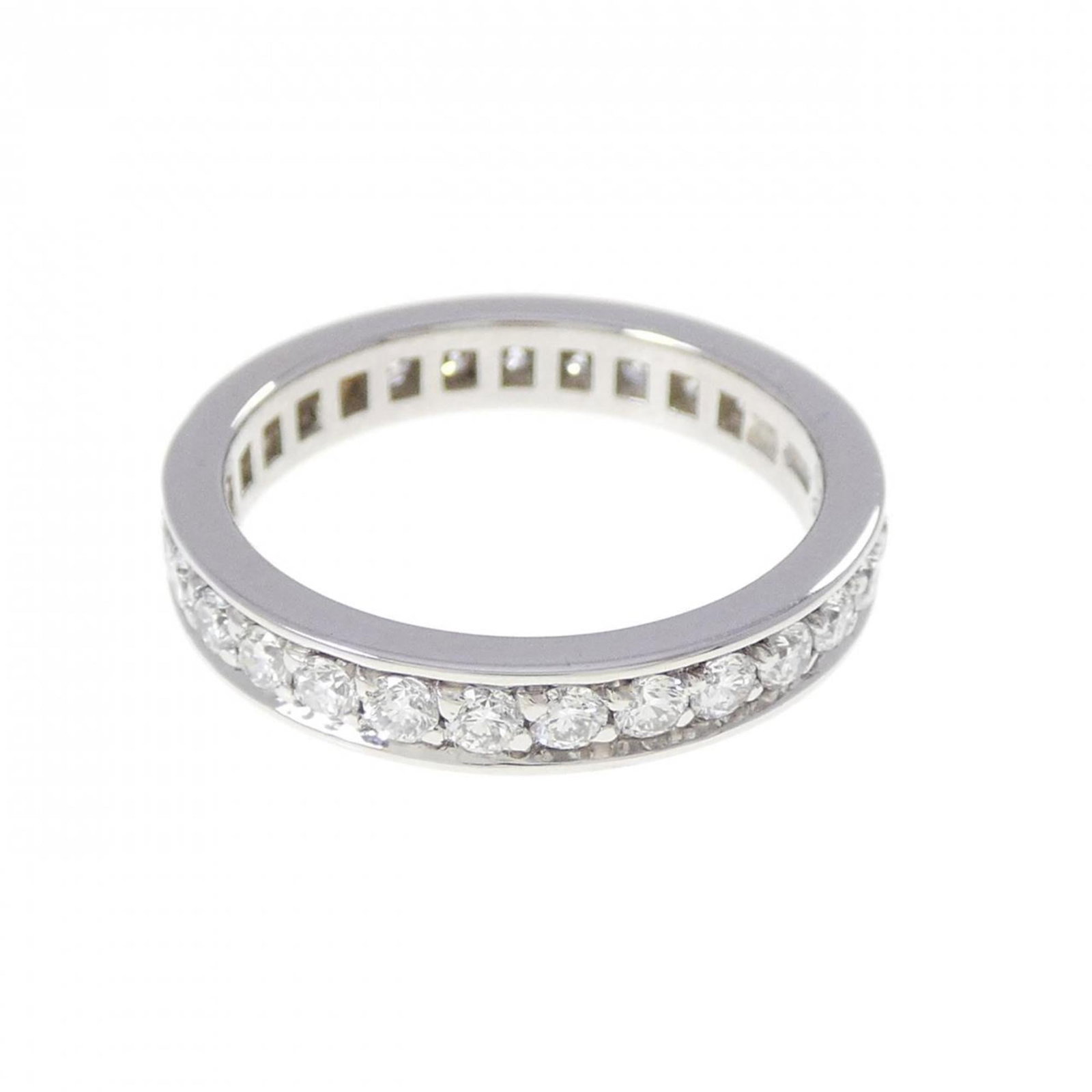 Ring in platinum 950 by Bvlgari: Ring in platinum 950 by Bvlgari Platinum 950 band ring from Bvlgari, featuring a diamond stone and measuring 4.5 in us size with a width of 3.1mm. This used ring shows some signs of usage, including