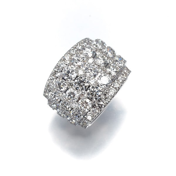 Diamond Paved Pendant 18K 750 White Gold: Diamond Paved Pendant 18K 750 White Gold Diamond Paved Pendant in 18k White Gold. This stunning pendant features a natural diamond set into an 18k white gold design, showcasing the beauty of the