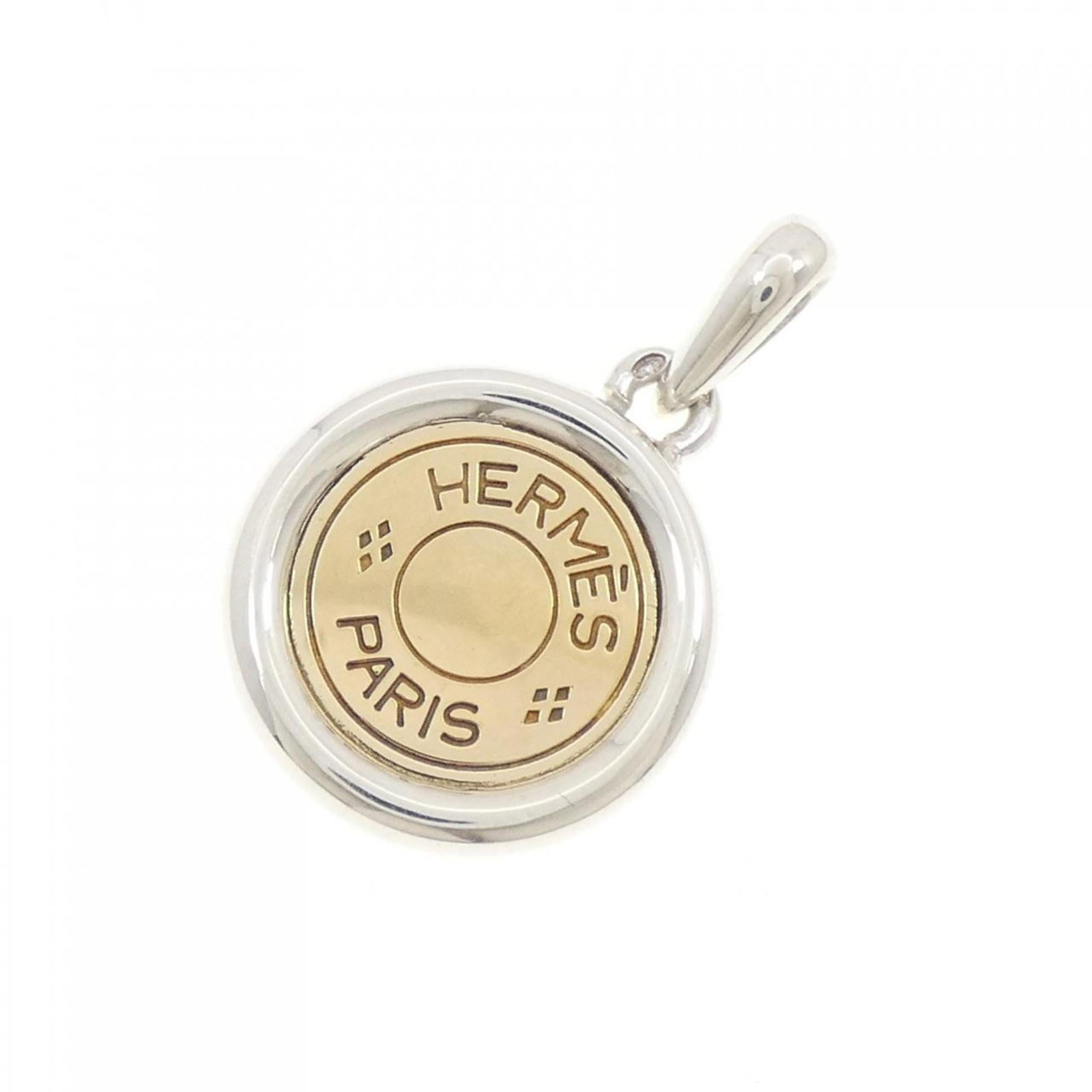 Hermes Sellier Pendant: Hermes Sellier Pendant The Hermes Sellier Pendant boasts a sleek design, measuring 31mm x 19.7mm, with a weight of 6.7g. This used pendant bears a few traces of usage and some scratches/dirt, but
