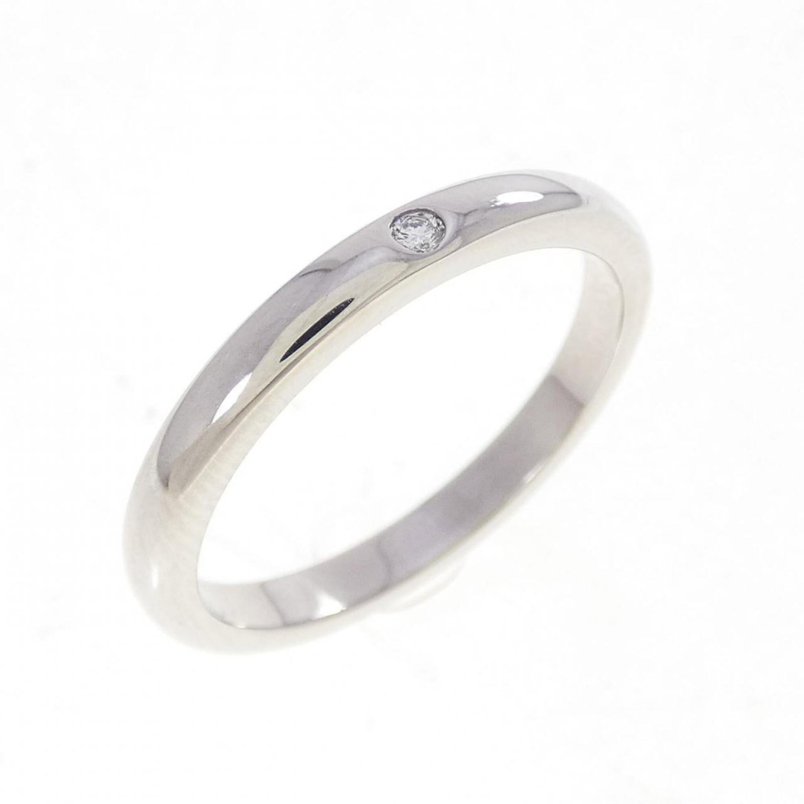 Platinum ring by Tiffany band: Platinum ring by Tiffany band Platinum ring by Tiffany features a band design made from high-quality platinum. The item shows some signs of usage, with a few scratches and dirt, but remains in very go
