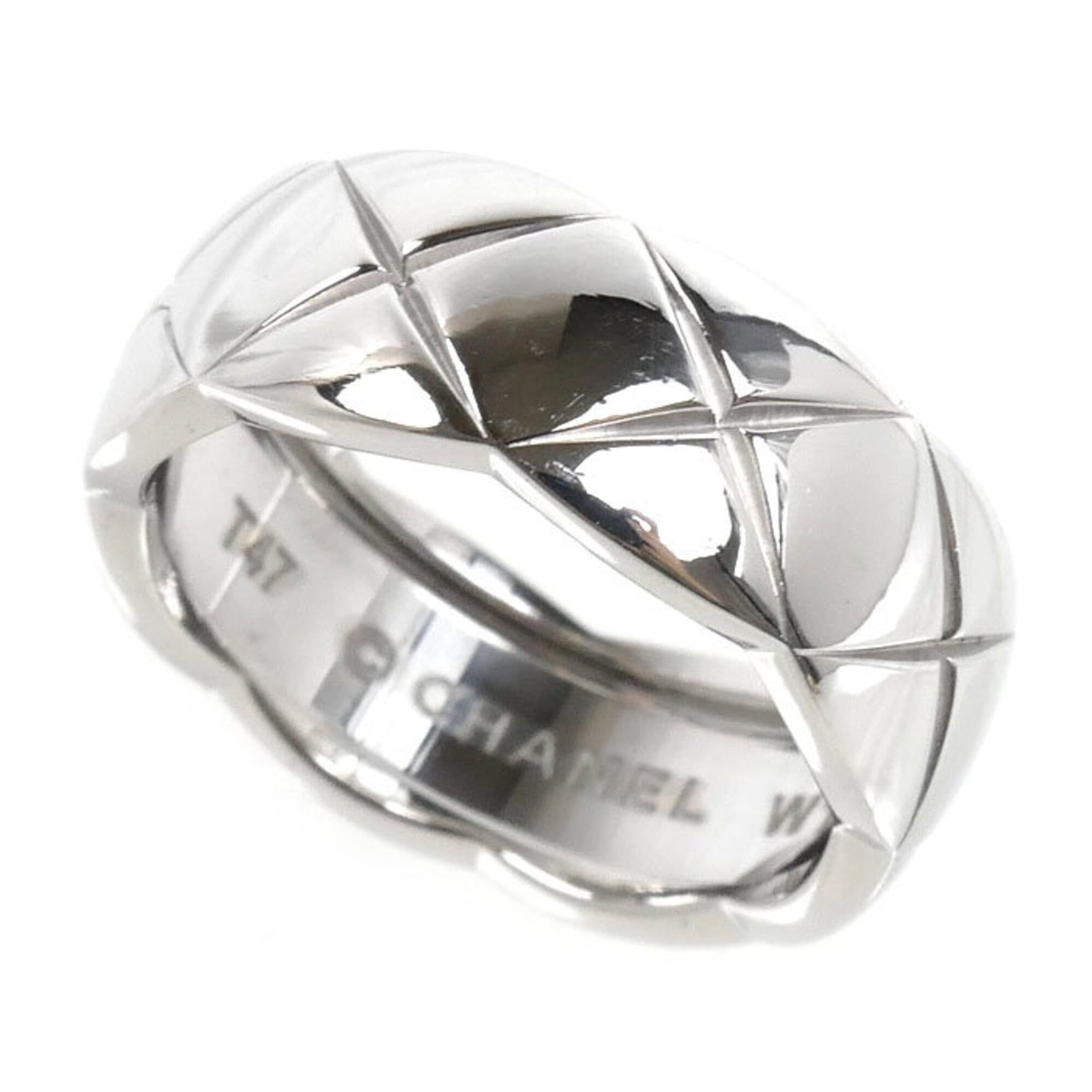 Chanel White Gold Ring Band 18K: Chanel White Gold Ring Band 18K 18K White Gold Band Ring from Chanel, featuring a classic design with a subtle elegance. The ring bears some minor scratches and dirt, but remains in very good conditio
