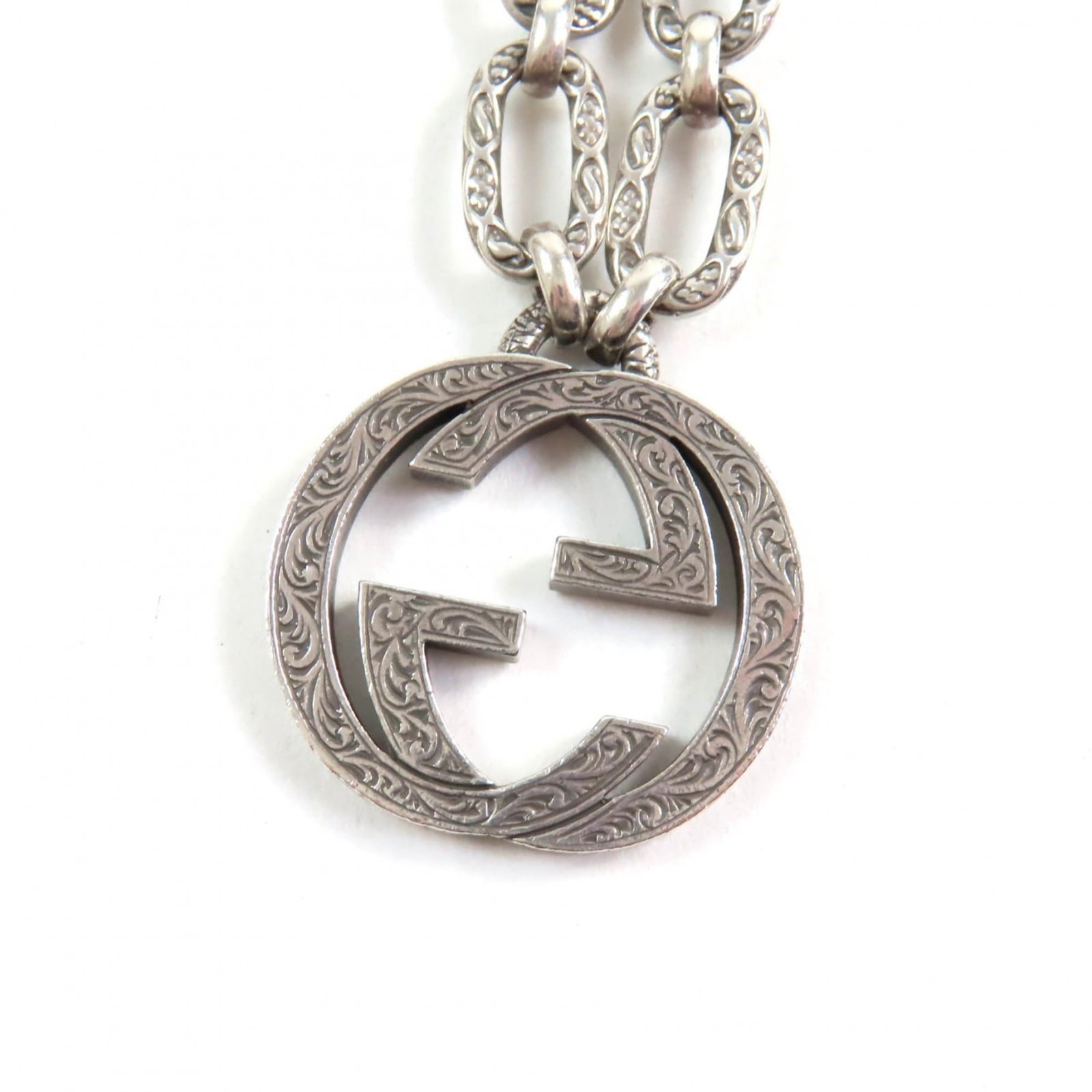 Gucci 524890 Interlocking G Arabesque Long Chain Necklace Ag925 Silver Box And Dust Bag Included: Gucci 524890 Interlocking G Arabesque Long Chain Necklace Ag925 Silver Box And Dust Bag Included Gucci's Interlocking G Arabesque Long Chain Necklace boasts an elegant design featuring interlocking G
