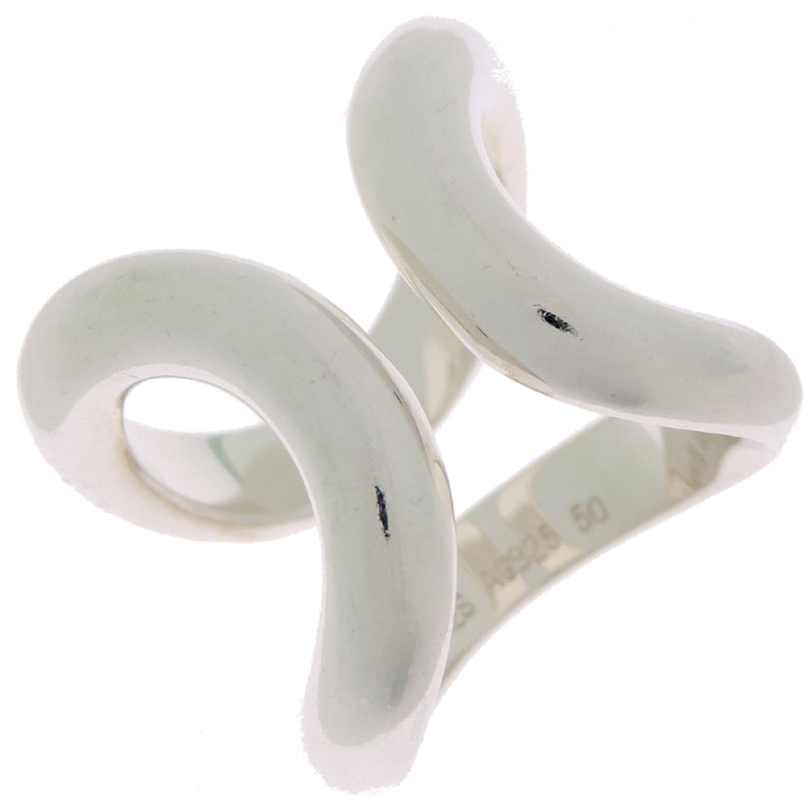 Ring Hermes Silver Band 925: Ring Hermes Silver Band 925 Silver band ring from Hermes featuring a classic design. The 925 sterling silver material provides durability and a touch of elegance, while the used condition shows signs 