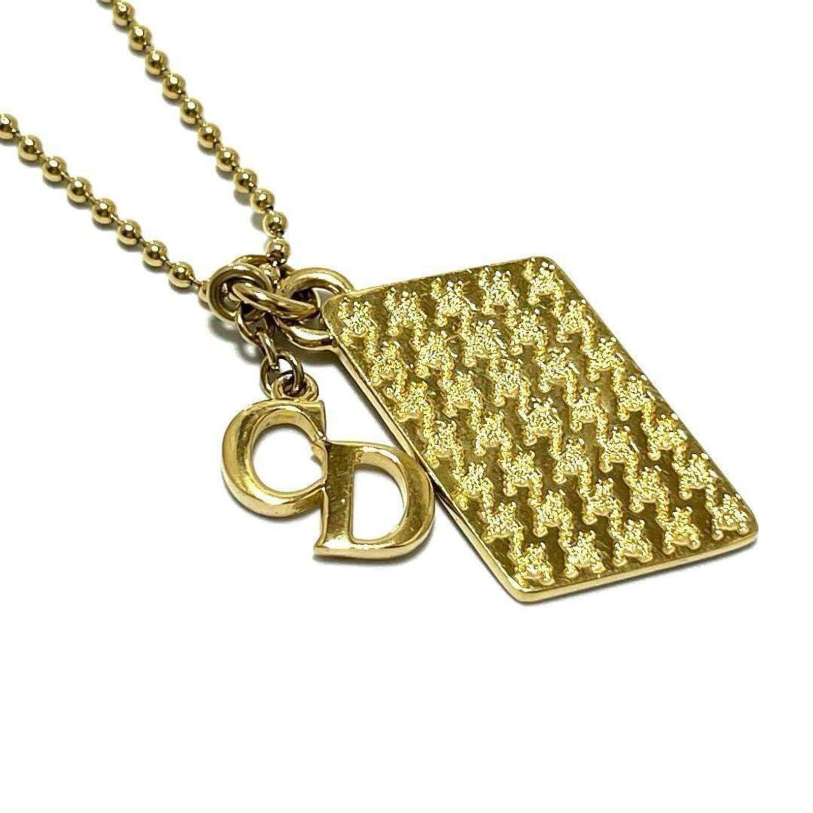 Men's pendant necklace for women and men by Christian Dior: Men's pendant necklace for women and men by Christian Dior Christian Dior's men's pendant necklace offers a stylish and versatile accessory for both women and men. With its metal construction and