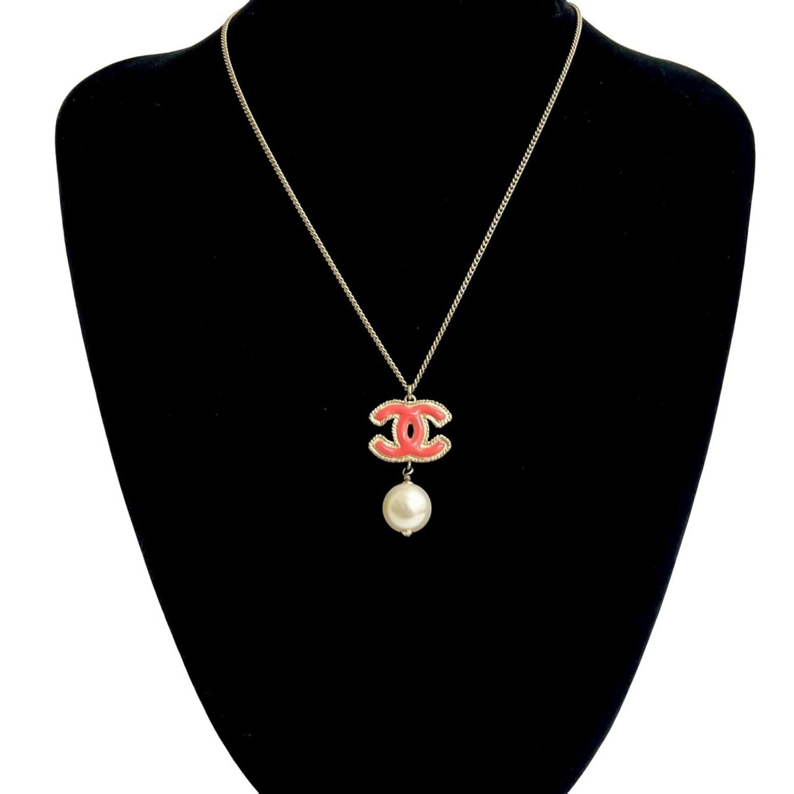 Coco Chanel Faux Pearl Necklace In Gold Pink Gold Swing Pendant Mark 65975: Coco Chanel Faux Pearl Necklace In Gold Pink Gold Swing Pendant Mark 65975 Gold Pink Gold Swing Pendant, a stylish Coco Chanel necklace featuring gold pink gold plating. The pendant measures 35mm x