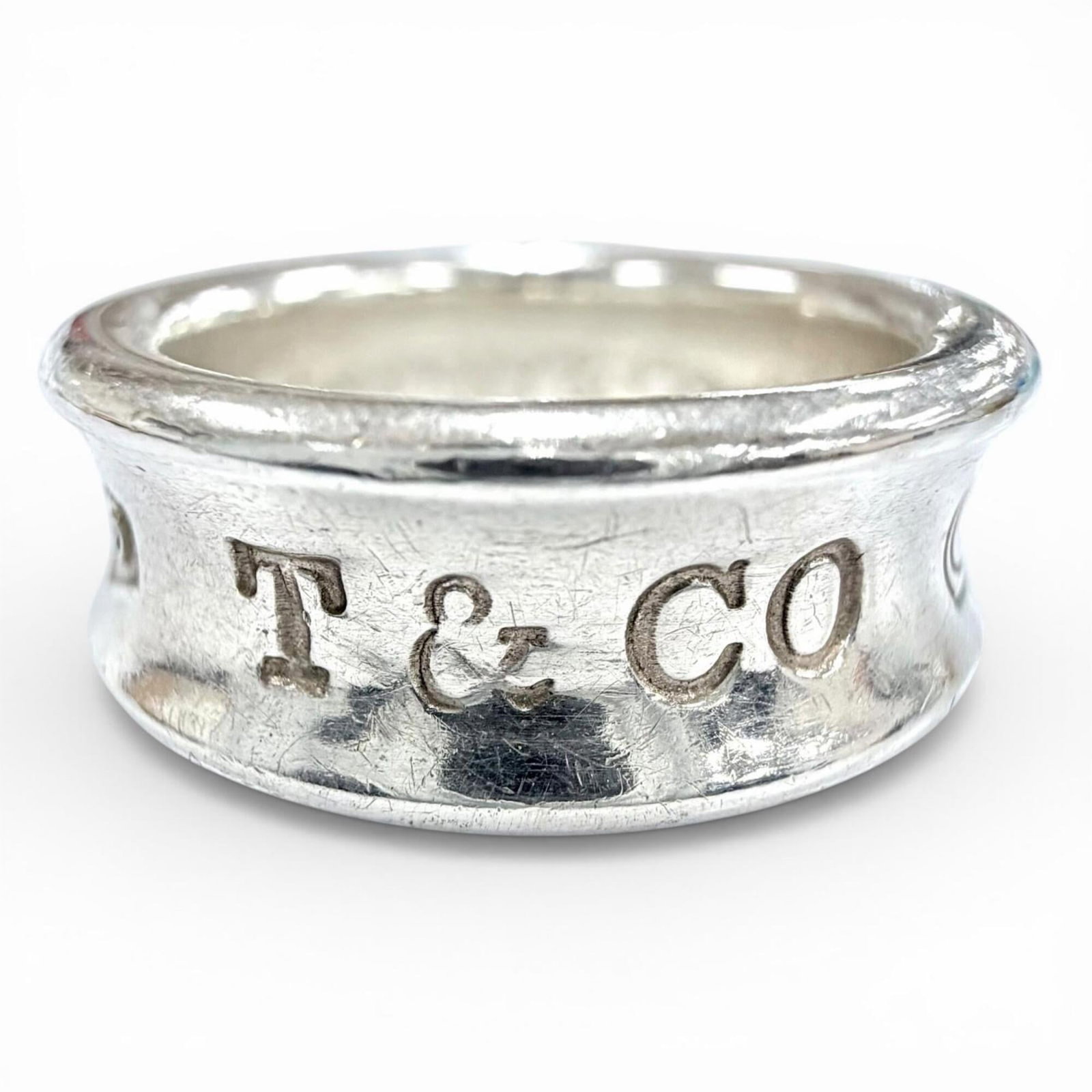 Tiffany Band Ring Silver 925: Tiffany Band Ring Silver 925 Silver 925 band ring from Tiffany Type features a sleek, silver design. A few traces of usage and minor scratches can be seen, but overall the condition remains very good.
