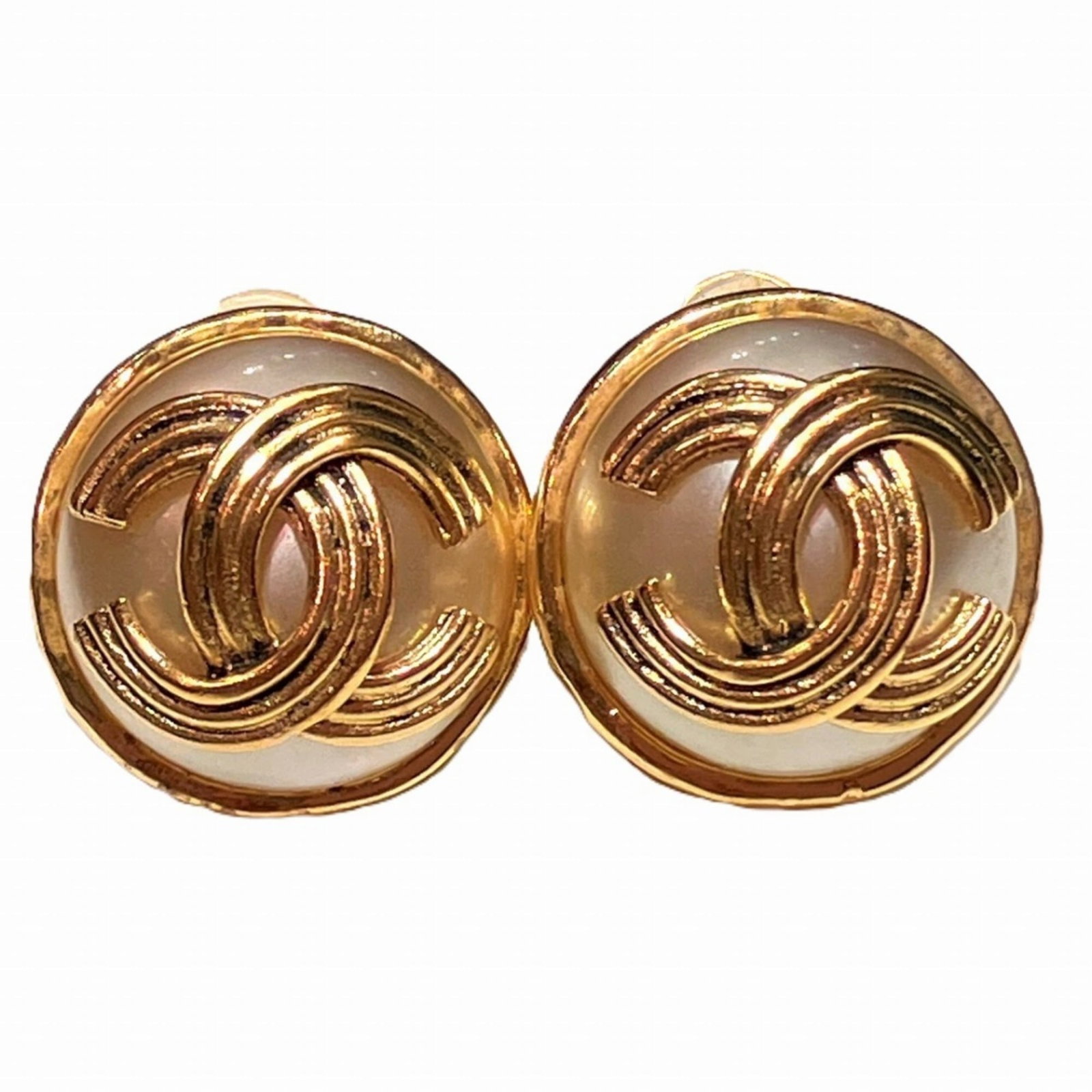 Artificial pearl gold plating clip earrings Chanel: Artificial pearl gold plating clip earrings Chanel Artificial pearl gold plating clip earrings from Chanel, featuring a diameter of 19mm and weighing 18.4g. The earrings showcase artificial pearls wit