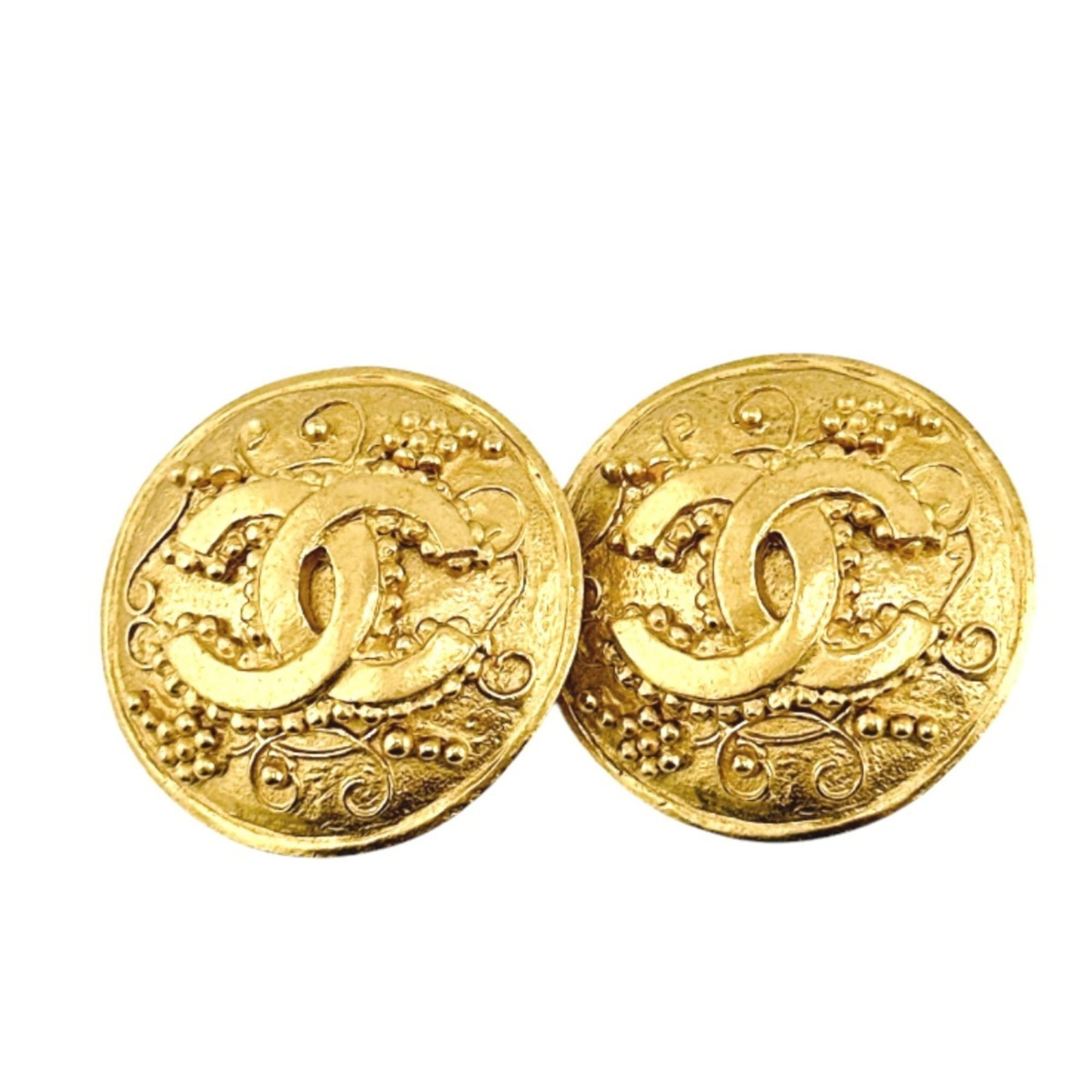 Chanel Clip Earrings: Chanel Clip Earrings Chanel Clip Earrings in Gold Feature a sleek, minimalist design with a subtle clip attachment. Made from durable materials, these earrings showcase the iconic Chanel style with a 