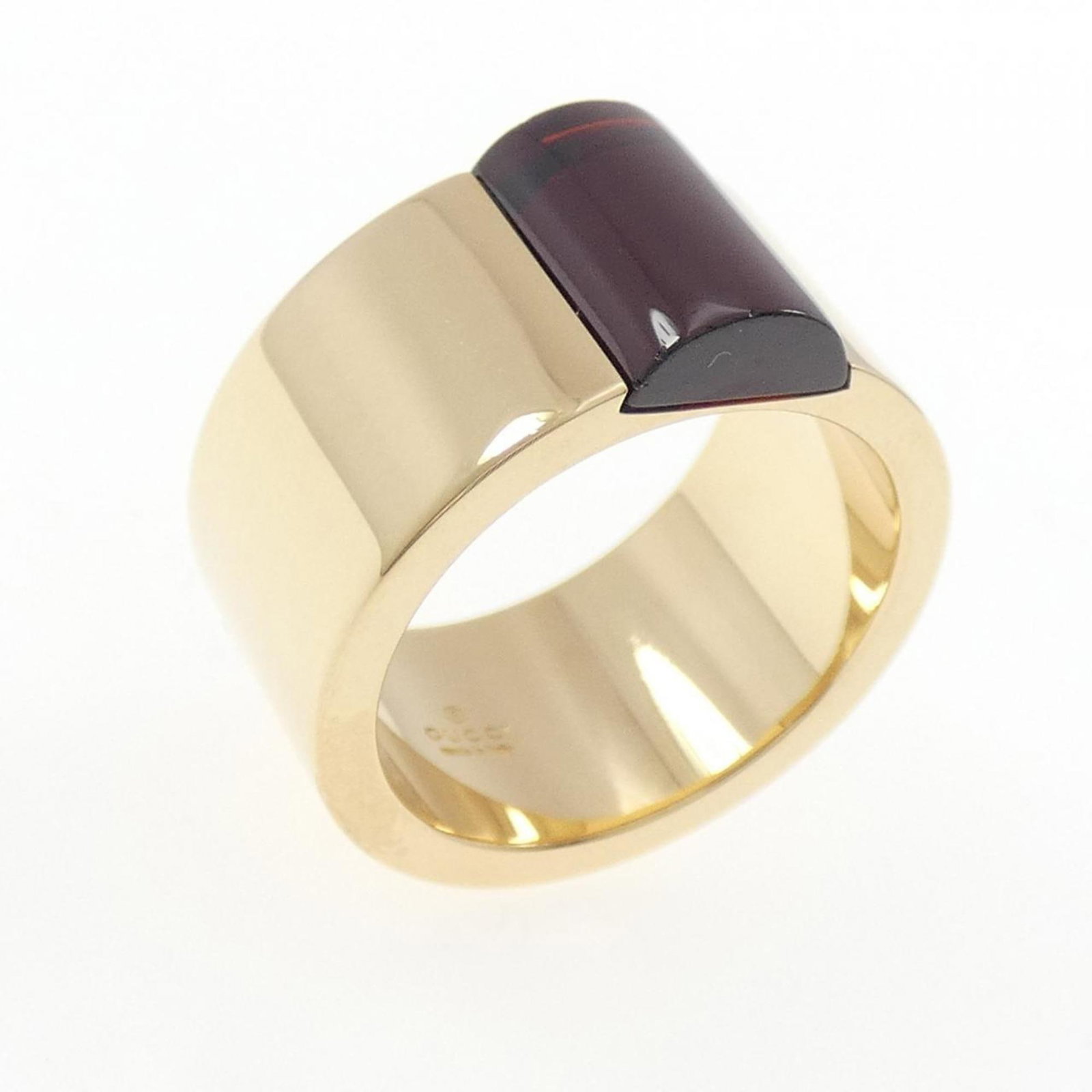 Gucci Band Ring Yellow Gold (18K): Gucci Band Ring Yellow Gold (18K) Yellow Gold (18K) Band Ring from Gucci, featuring a sleek design with subtle details. This used ring shows some signs of wear, including a few scratches and minor