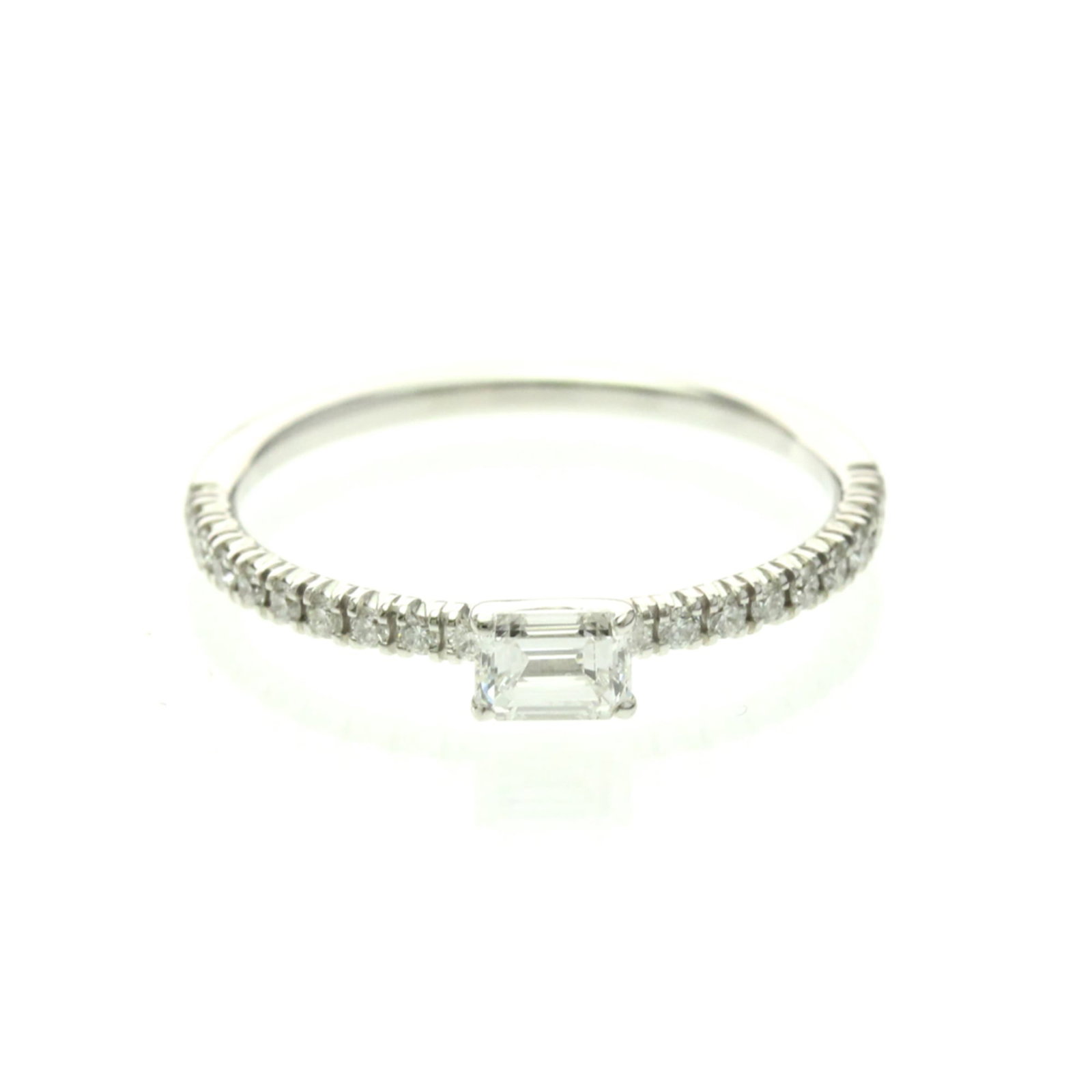 Ring in Platinum by Cartier: Ring in Platinum by Cartier Platinum band ring by Cartier, featuring a silver-plated design with a diamond stone. This 47mm platinum band ring boasts a classic fashion style and a touch of luxury.