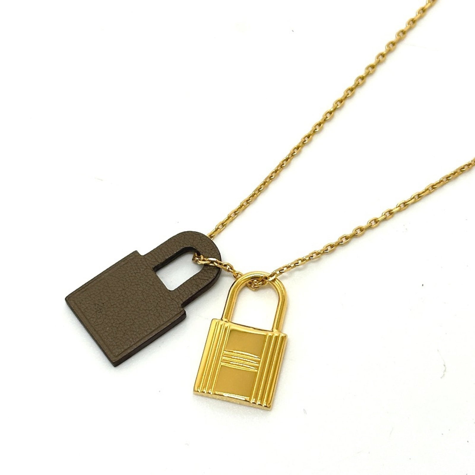 Hermes O Kelly Pm Necklace Padlock Motif Gp Leather Swift Etoupe Brown: Hermes O Kelly Pm Necklace Padlock Motif Gp Leather Swift Etoupe Brown Gold Plating, Swift Leather Brown Etoupe Gray Pendant on a Hermes O Kelly Pm Necklace Padlock Motif GP Leather Chain. This