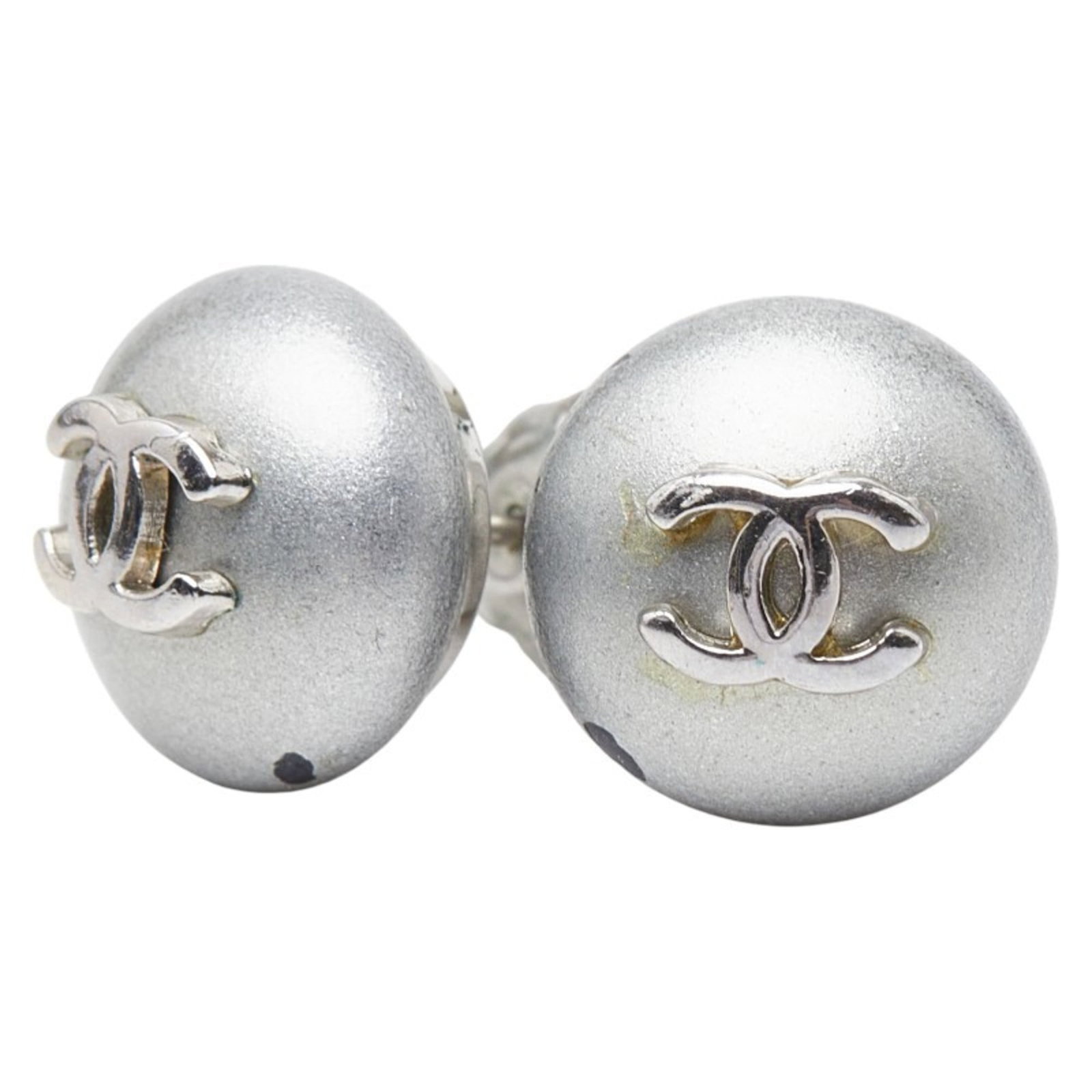Chanel Stud Earrings Metal Plastic: Chanel Stud Earrings Metal Plastic Stud earrings from the iconic Chanel brand, featuring silver metal and plastic construction. The 12.10mm x 12.10mm size provides a sleek, modern look, while the used
