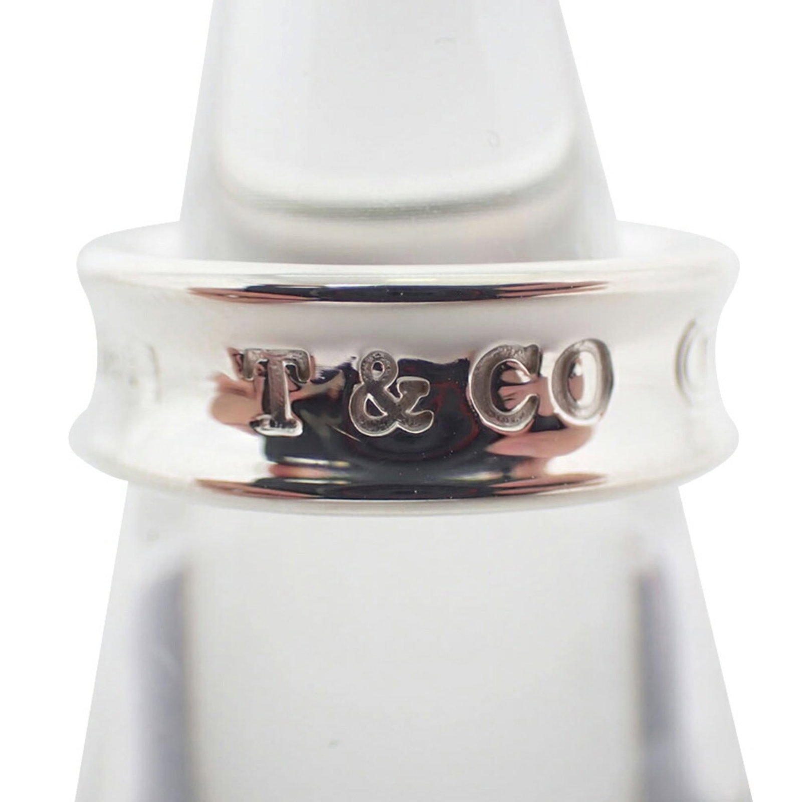 Sterling Silver Ring Tiffany Band: Sterling Silver Ring Tiffany Band Sterling silver ring with the iconic Tiffany band design, crafted from high-quality 925 material. This like-new condition ring boasts a beautiful silver finish and a 