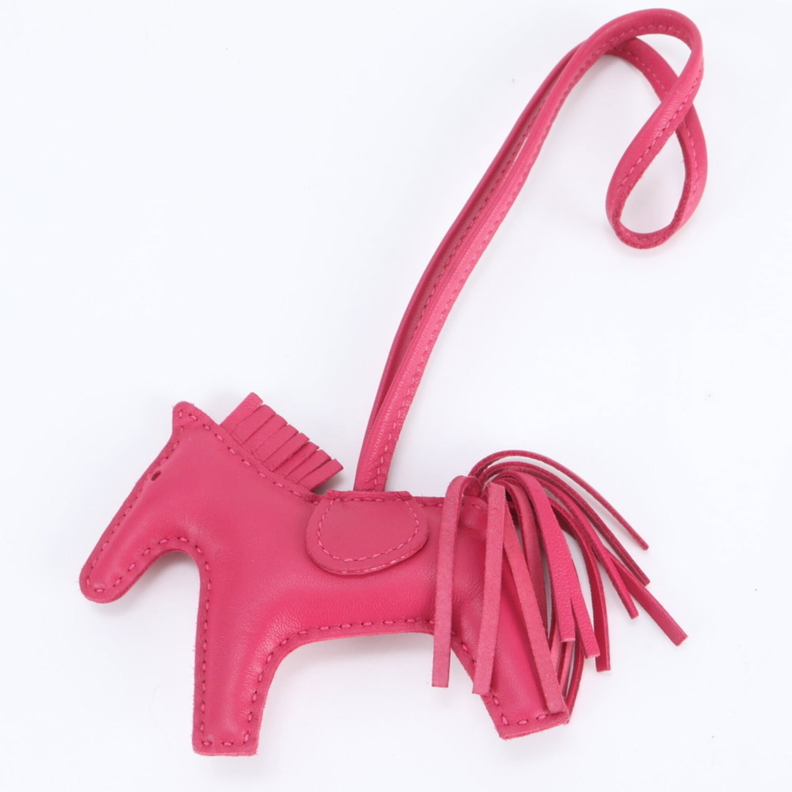 Hermes handbag charm leather: Hermes handbag charm leather Pink leather handbag charm from Hermes, bearing a few traces of usage and minor scratches. The charm measures 7mm x 9mm in size and has a chain length of 36mm. In very goo