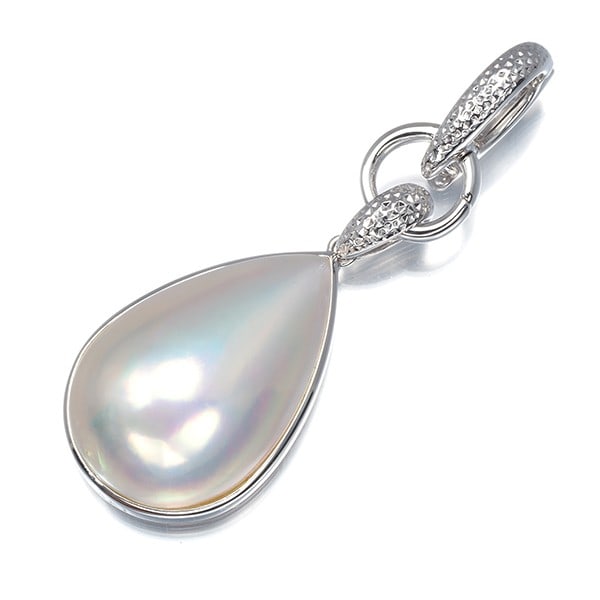 Pendant Mabe Pearl White Gold 18k 750 Tasaki: Pendant Mabe Pearl White Gold 18k 750 Tasaki Tasaki's 18k white gold pendant features a stunning Mabe pearl, a type of cultured pearl known for its lustrous and luminous appearance. This elegant