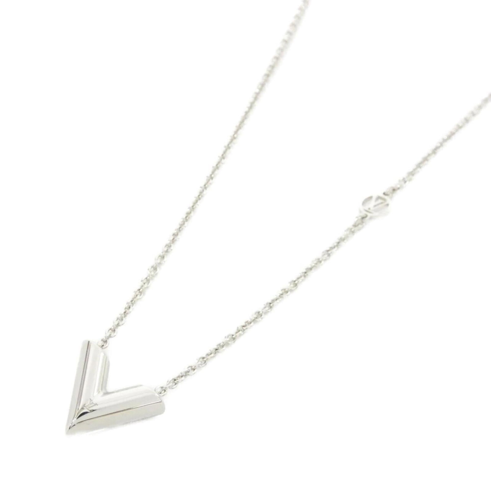 Louis Vuitton necklace Essential M63197: Louis Vuitton necklace Essential M63197 Silver Louis Vuitton necklace with a 15mm x 16mm pendant, suitable for women with neck circumferences ranging from 39 cm to 45 cm. The necklace bears a few trac