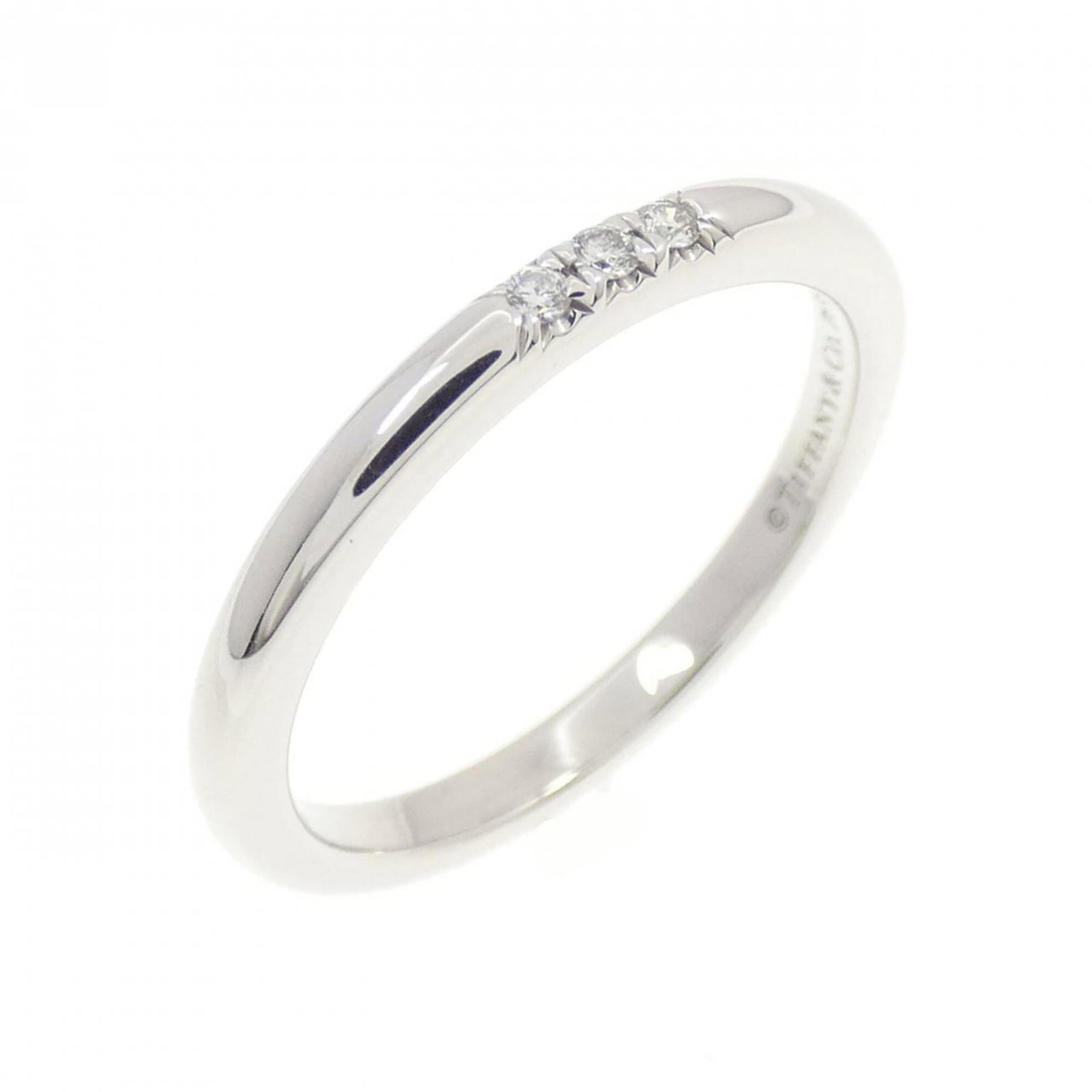 Platinum ring by Tiffany band: Platinum ring by Tiffany band Platinum ring by Tiffany band, featuring a high-quality platinum construction with a 950 hallmark for durability and strength. This used item has been carefully maintaine