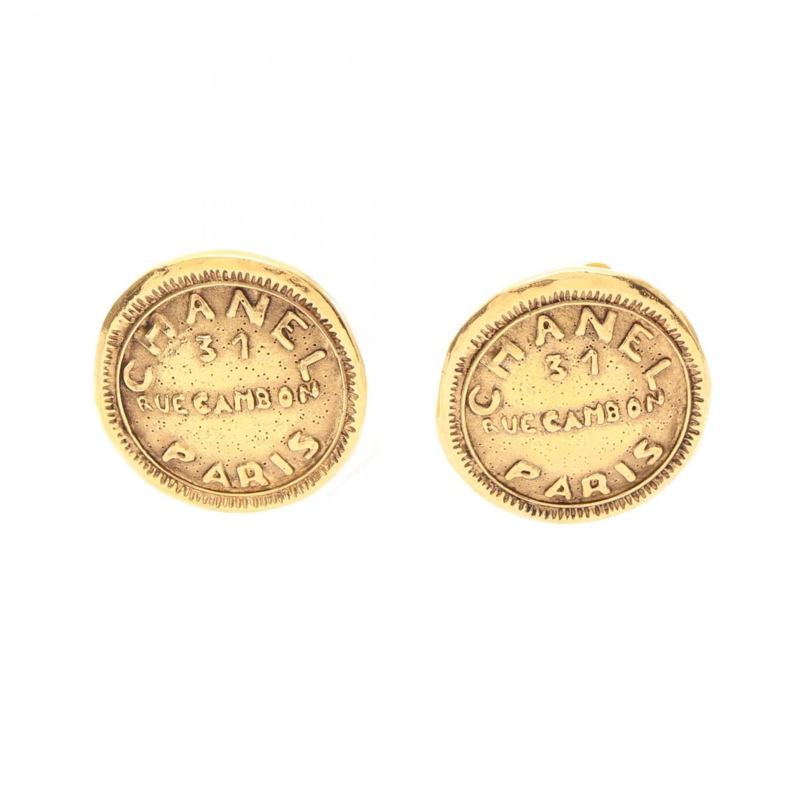 Clip earrings gold plating by Chanel: Clip earrings gold plating by Chanel Clip earrings in gold plating by Chanel, measuring 27.00mm x 27.00mm and bearing traces of usage with minor damages and dirt. These clip earrings showcase the