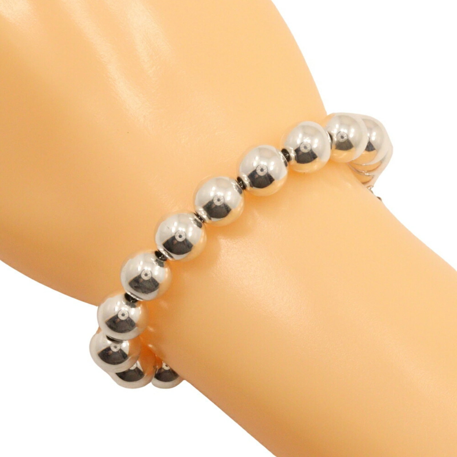 Charm Tiffany Bracelet 925 Silver: Charm Tiffany Bracelet 925 Silver Charm Tiffany Bracelet 925 Silver features a silver 925 chain with a charm, bearing traces of usage and minor scratches. The bracelet measures 19.5cm in length,
