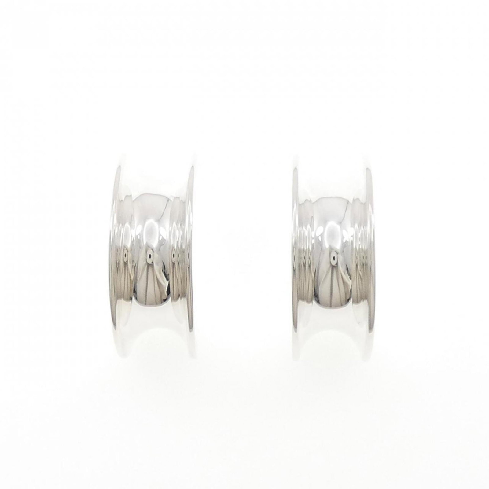 Hermes 925 Silver Earrings Stud: Hermes 925 Silver Earrings Stud Stud earrings made from high-quality 925 silver, featuring a classic design that exudes timeless elegance. With a subtle weight and understated sophistication, these ea