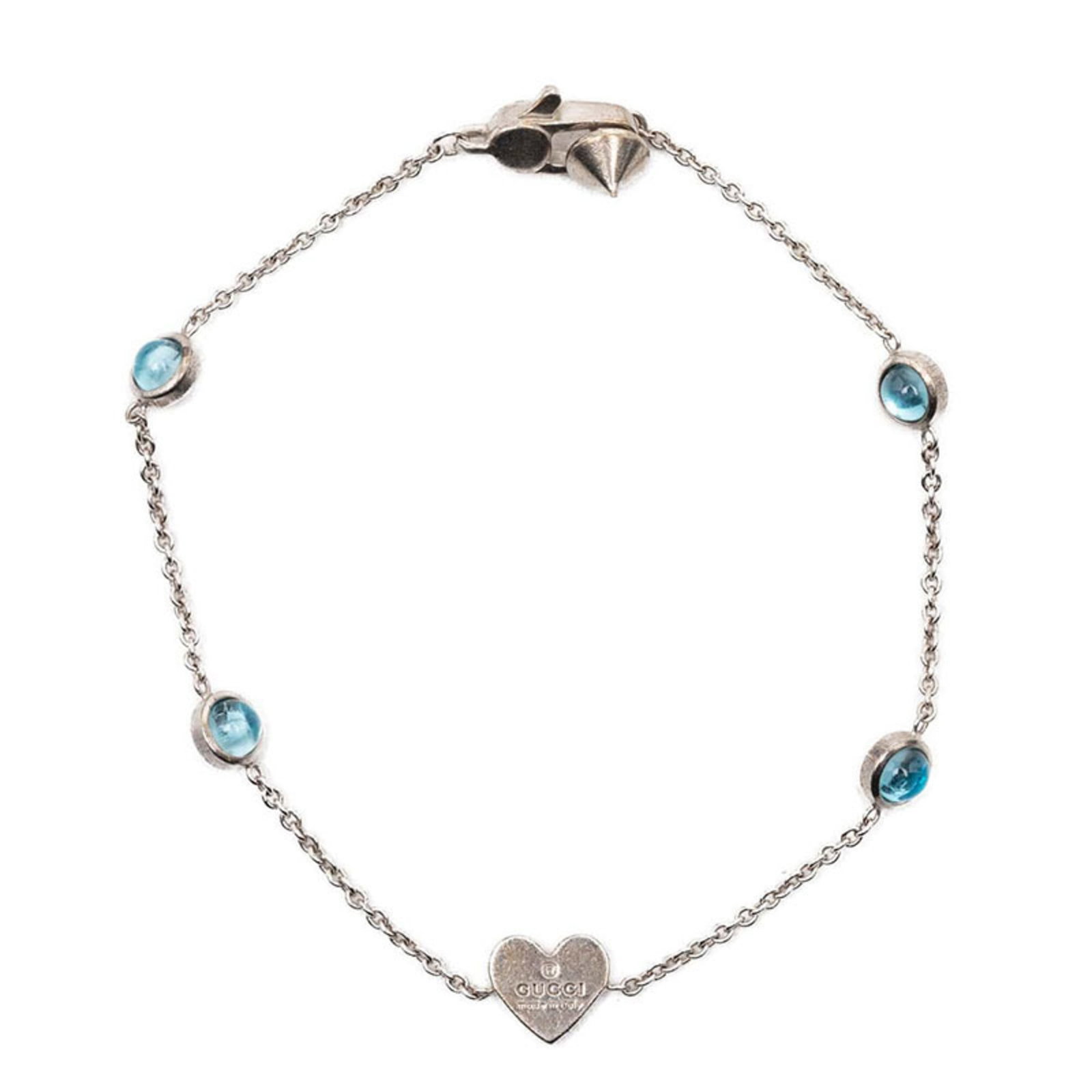 Gucci Charm Bracelet Silver 925: Gucci Charm Bracelet Silver 925 Silver 925 Charm Bracelet from Gucci, featuring a classic charm design. The bracelet measures 17.5cm in length and bears visible traces of usage, including scratches