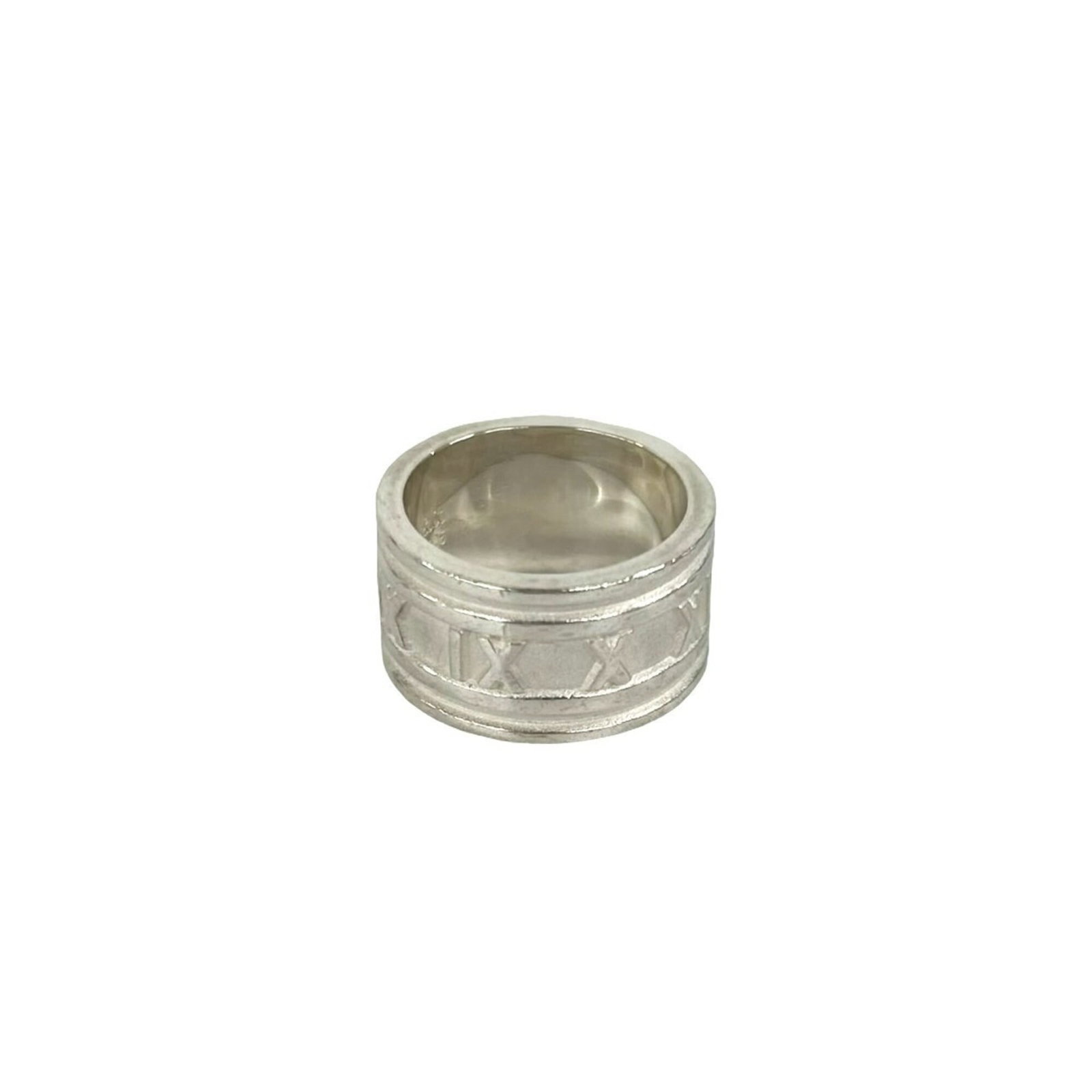 Tiffany Band Ring Silver 925: Tiffany Band Ring Silver 925 Silver 925 band ring from Tiffany, featuring a classic design. The item bears traces of usage and minor scratches, but remains in good condition overall. A pre-owned