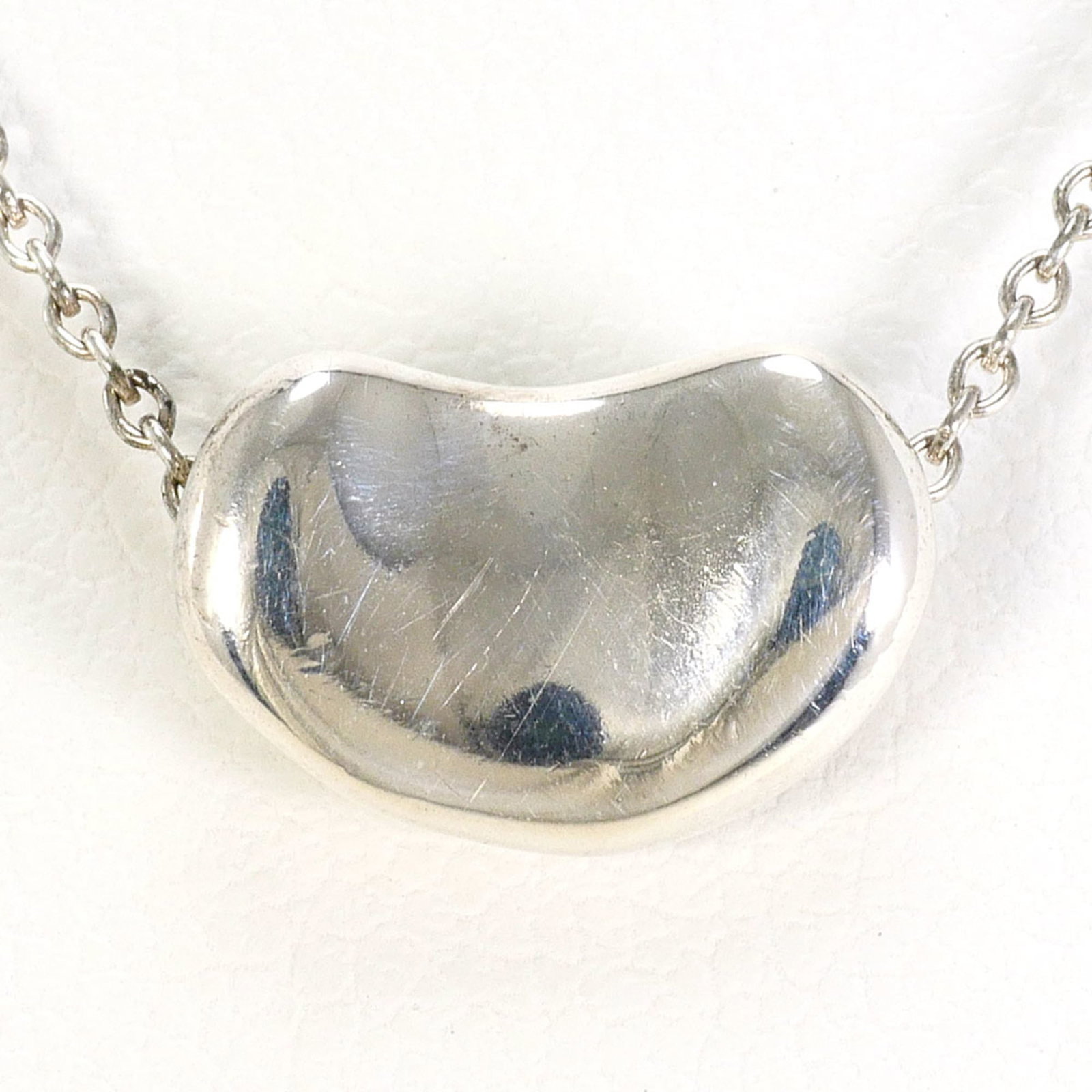Tiffany & Co. Bean Silver Necklace Total Weight 2.7G 41Cm Jewelry: Tiffany & Co. Bean Silver Necklace Total Weight 2.7G 41Cm Jewelry Tiffany & Co. Bean Silver Necklace Total Weight 2.7G 41Cm Jewelry - A stunning silver necklace from Tiffany & Co., featuring a 8mm x