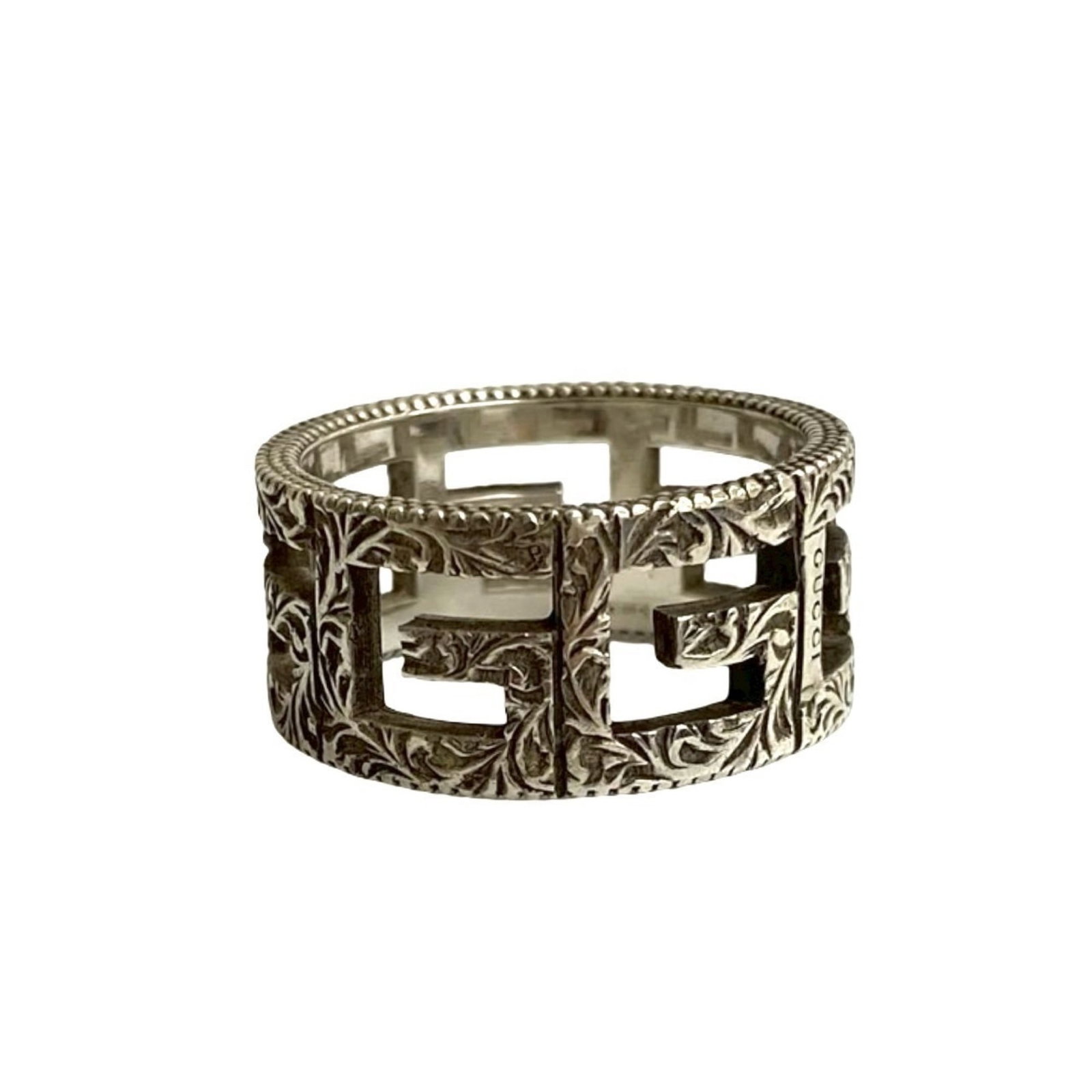 Gucci ring band silver 925: Gucci ring band silver 925 Silver 925 Gucci ring band with subtle signs of wear, bearing the iconic brand's signature style. Traces of usage and minor scratches can be seen on this used silver band, s