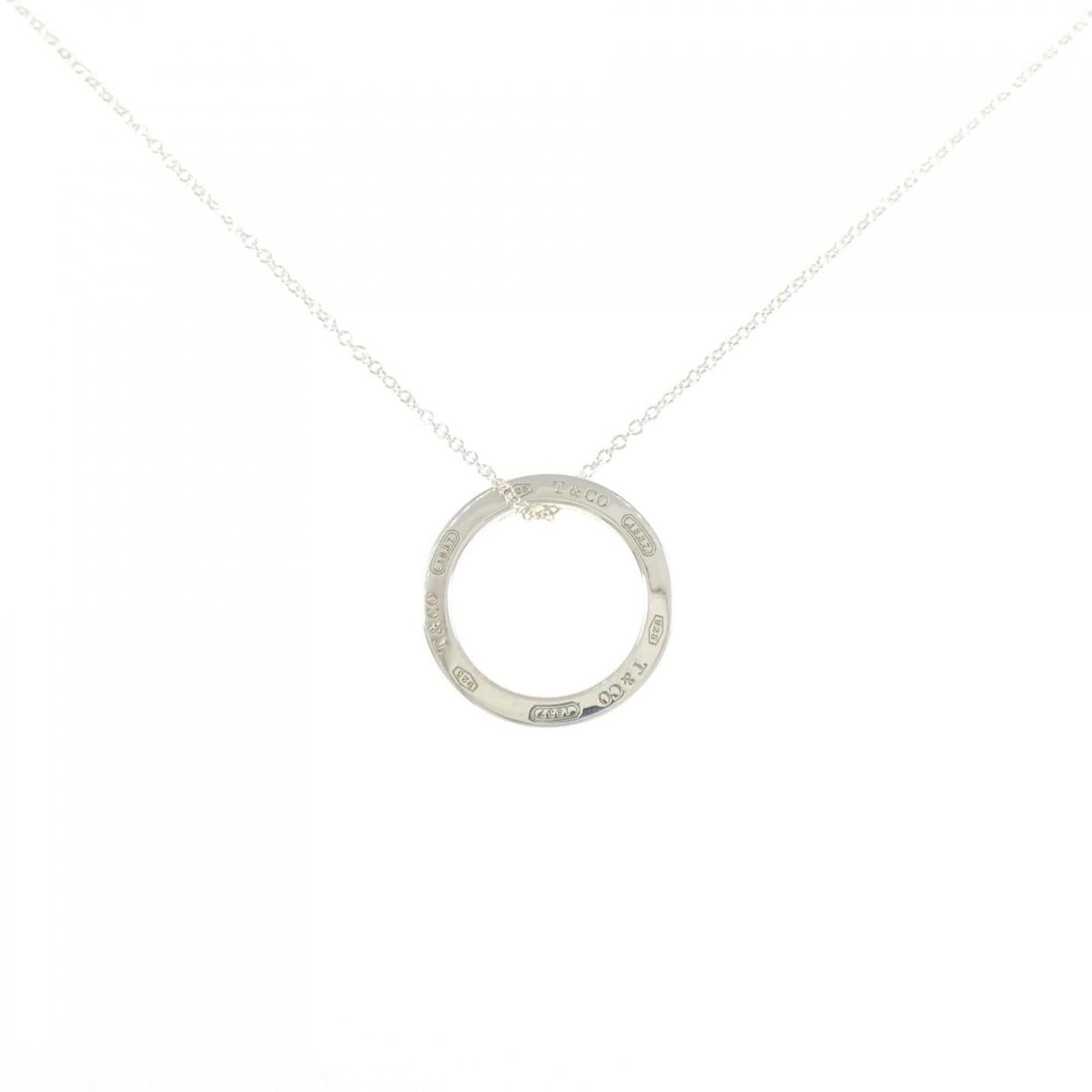 Medium Necklace Circle Tiffany 1837: Medium Necklace Circle Tiffany 1837 Silver Circle Necklace from Tiffany & Co. (1837), featuring a 17.7mm x 17.7mm pendant, measures 41 cm in circumference and is made from 925 silver. This medium