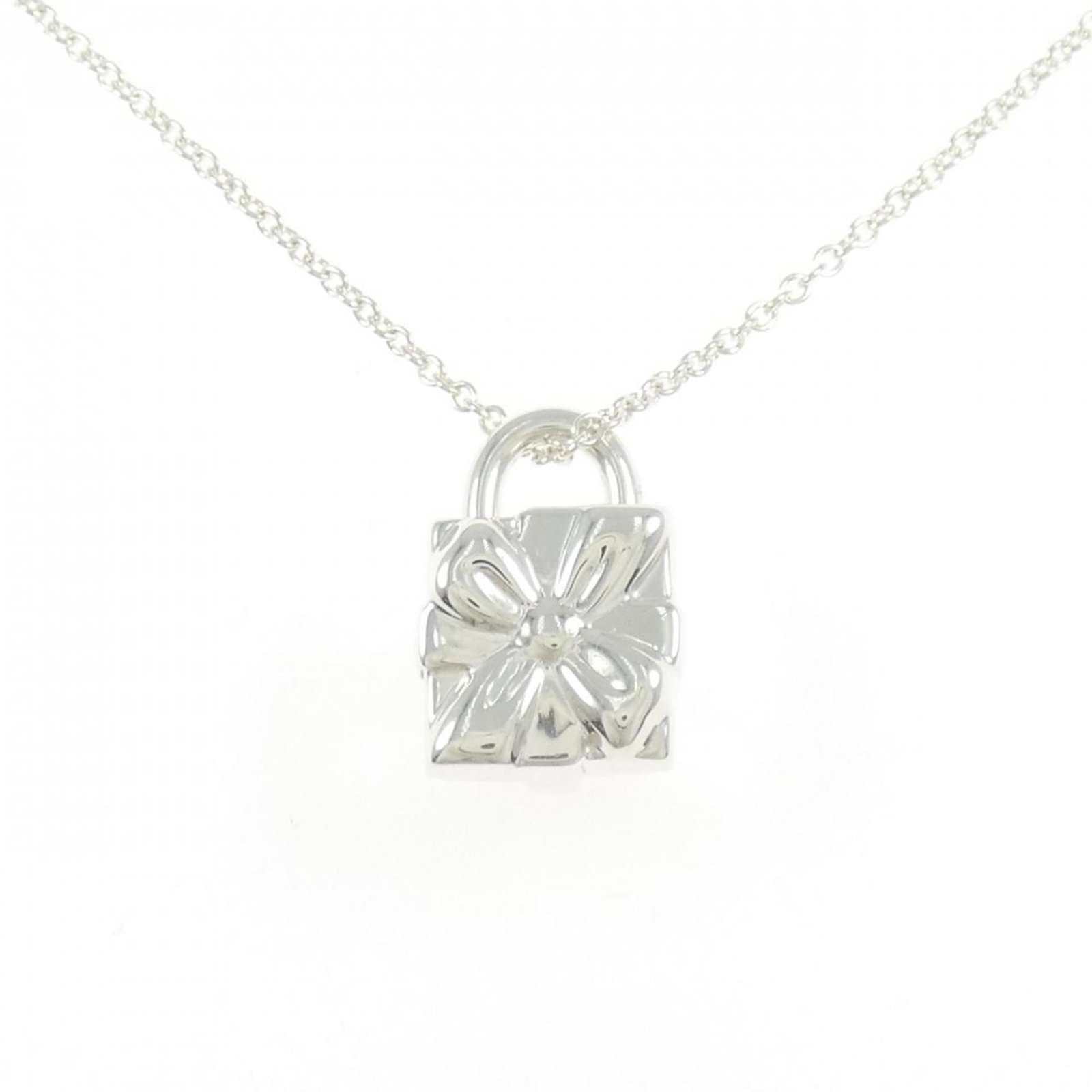 Bow box necklace by Tiffany: Bow box necklace by Tiffany Silver 925 bow box necklace by Tiffany, featuring a pendant with a 19mm x 12.9mm size and a 41 cm / 16.14'' adjustable neck circumference, bears a signature. The item is