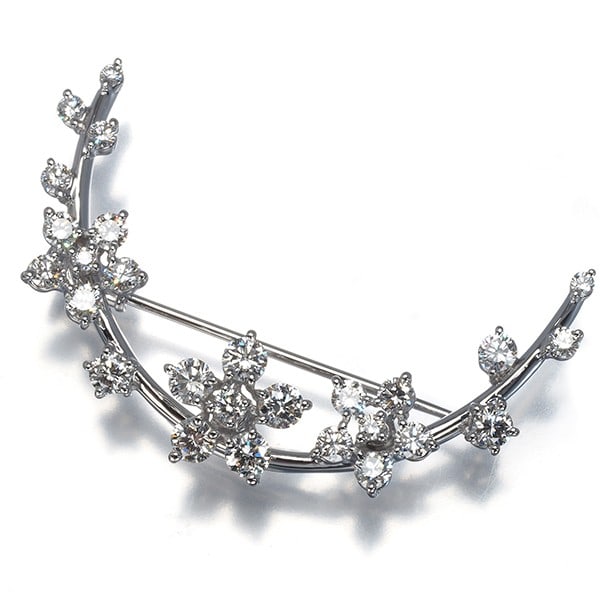 Tasaki Brooch Diamond 1.53Ct Flower 18K 750 White Gold: Tasaki Brooch Diamond 1.53Ct Flower 18K 750 White Gold 18k white gold sets the tone for this elegant brooch, featuring a natural diamond flower design. The 1.53ct main stone adds a touch of