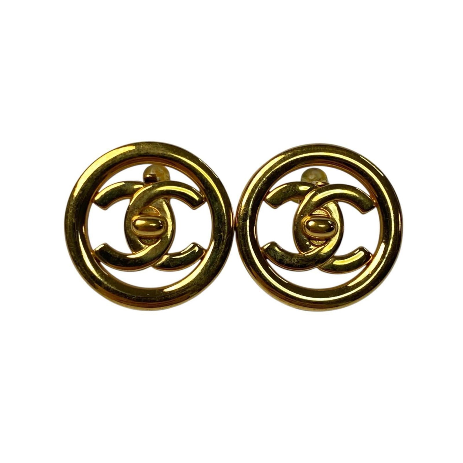 Clip earrings gold plating by Chanel: Clip earrings gold plating by Chanel Clip earrings in gold plating from the renowned fashion brand Chanel, featuring a sleek and sophisticated design. The item has undergone normal wear and tear, with