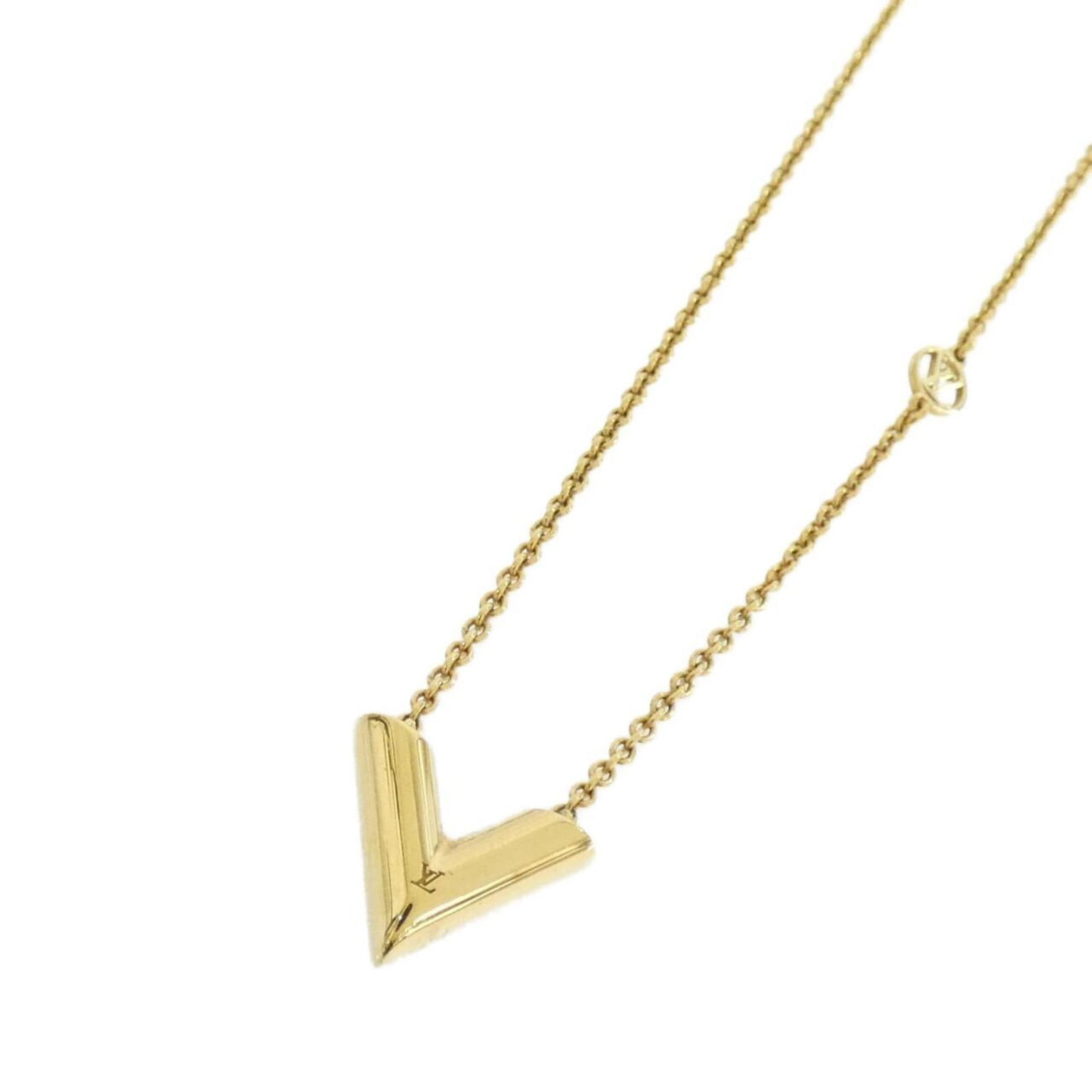Louis Vuitton Necklace Essential M00857: Louis Vuitton Necklace Essential M00857 Gold Louis Vuitton Necklace with 14mm x 16mm Pendant, suitable for necks measuring 38.5 cm - 44 cm in circumference. The necklace bears a few traces of usage an