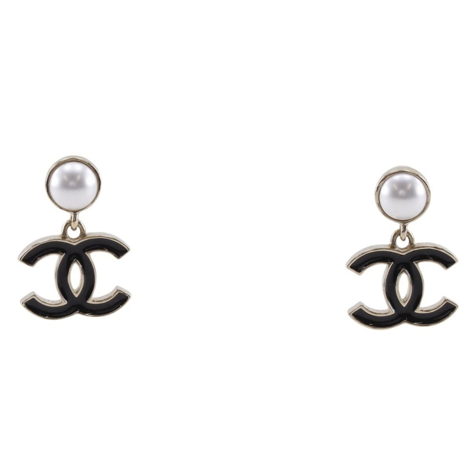 Chanel gold pearl stud earrings artificial plating: Chanel gold pearl stud earrings artificial plating Artificial pearl stud earrings with gold plating in black and gold, measuring 9.80mm x 27.40mm. The earrings have a few traces of usage, some scratch