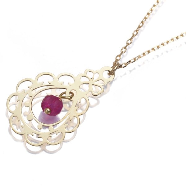 Ruby necklace openwork yellow gold 750 18k star jewelry: Ruby necklace openwork yellow gold 750 18k star jewelry Yellow gold 18k star jewelry showcases a stunning ruby necklace with an openwork design, featuring natural rubies as the main stone. This