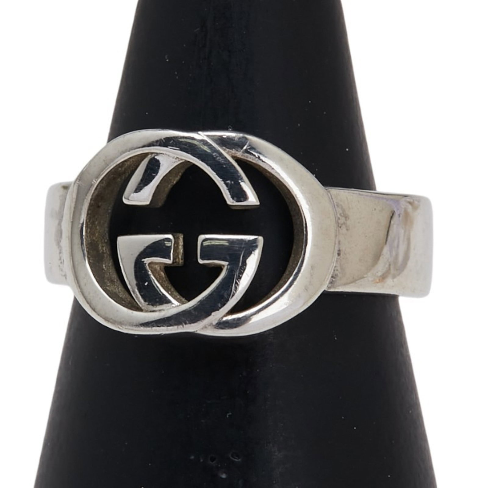Gucci ring band silver 925: Gucci ring band silver 925 Silver Gucci ring band with 925 hallmark, featuring a sleek and modern design. Measuring 10.2mm in width, this silver band showcases the iconic Gucci brand. With its classic