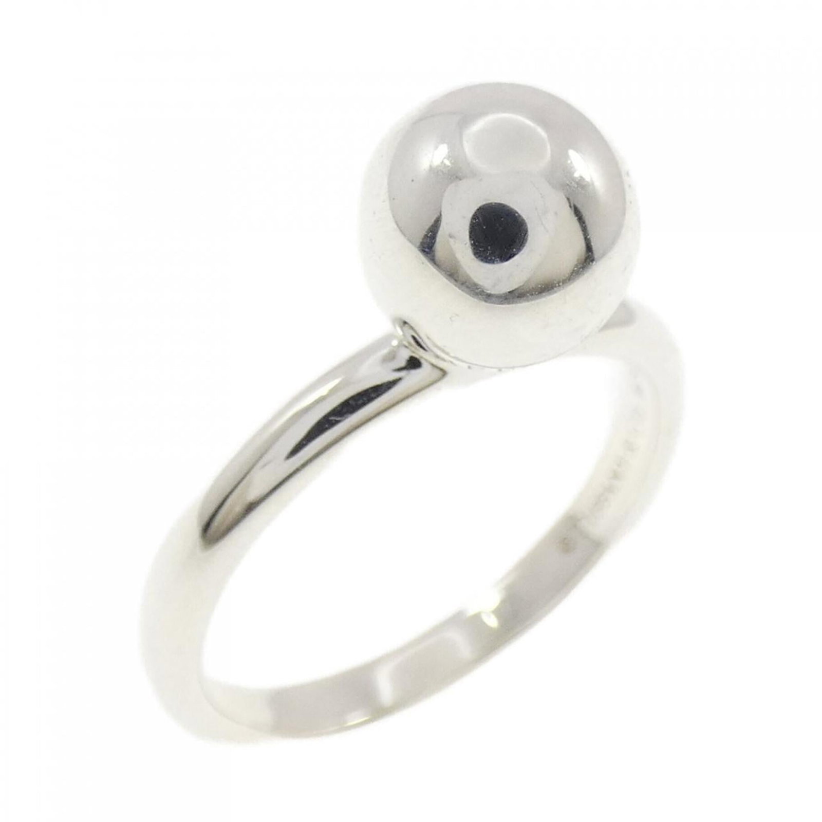 Tiffany Band Ring Silver 925: Tiffany Band Ring Silver 925 Silver 925 band ring from Tiffany, featuring a sleek and modern design. This used item is in like new condition with hardly any traces of usage, making it a great option