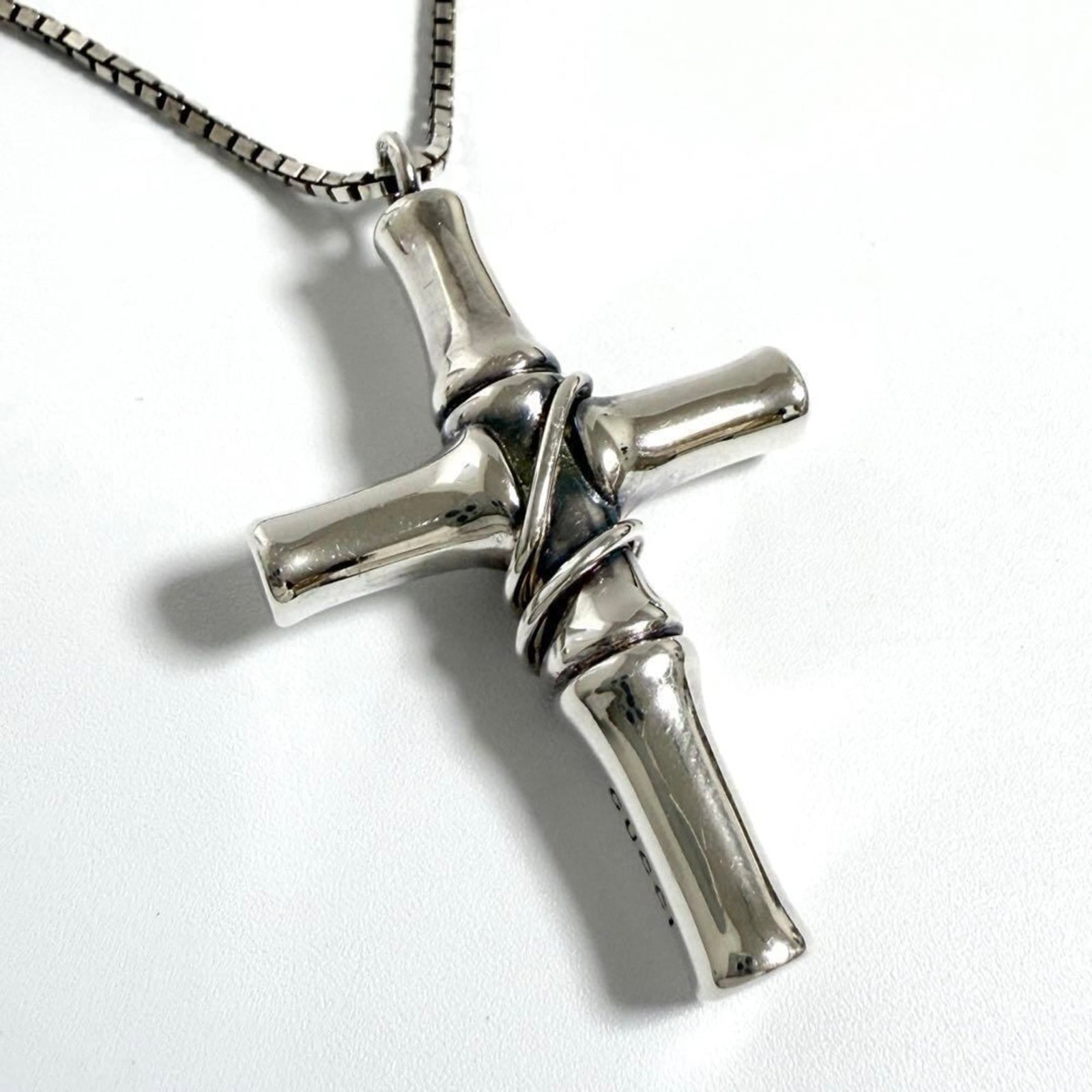 Men's Bamboo Cross Pendant in Silver Gucci: Men's Bamboo Cross Pendant in Silver Gucci Silver Gucci pendant in the shape of a bamboo cross, crafted from high-quality silver 925 material. The necklace features a classic design with a 58 cm