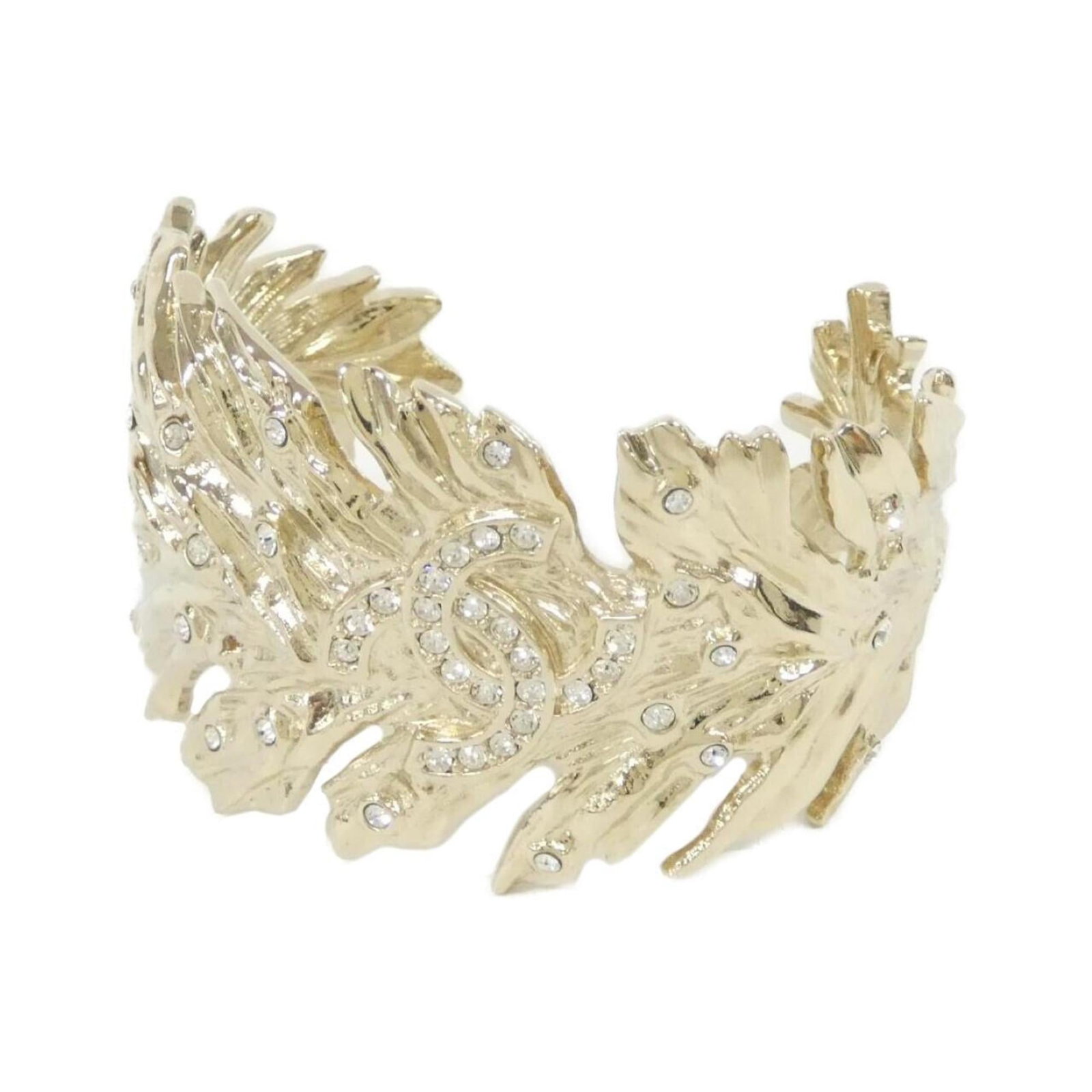 Bangle Chanel: Bangle Chanel Gold Crystal Bangle from Chanel, measuring 17cm in length and 4.5cm in width, features crystal stone accents amidst a gold setting. The bangle has some scratches and dirt, but remains