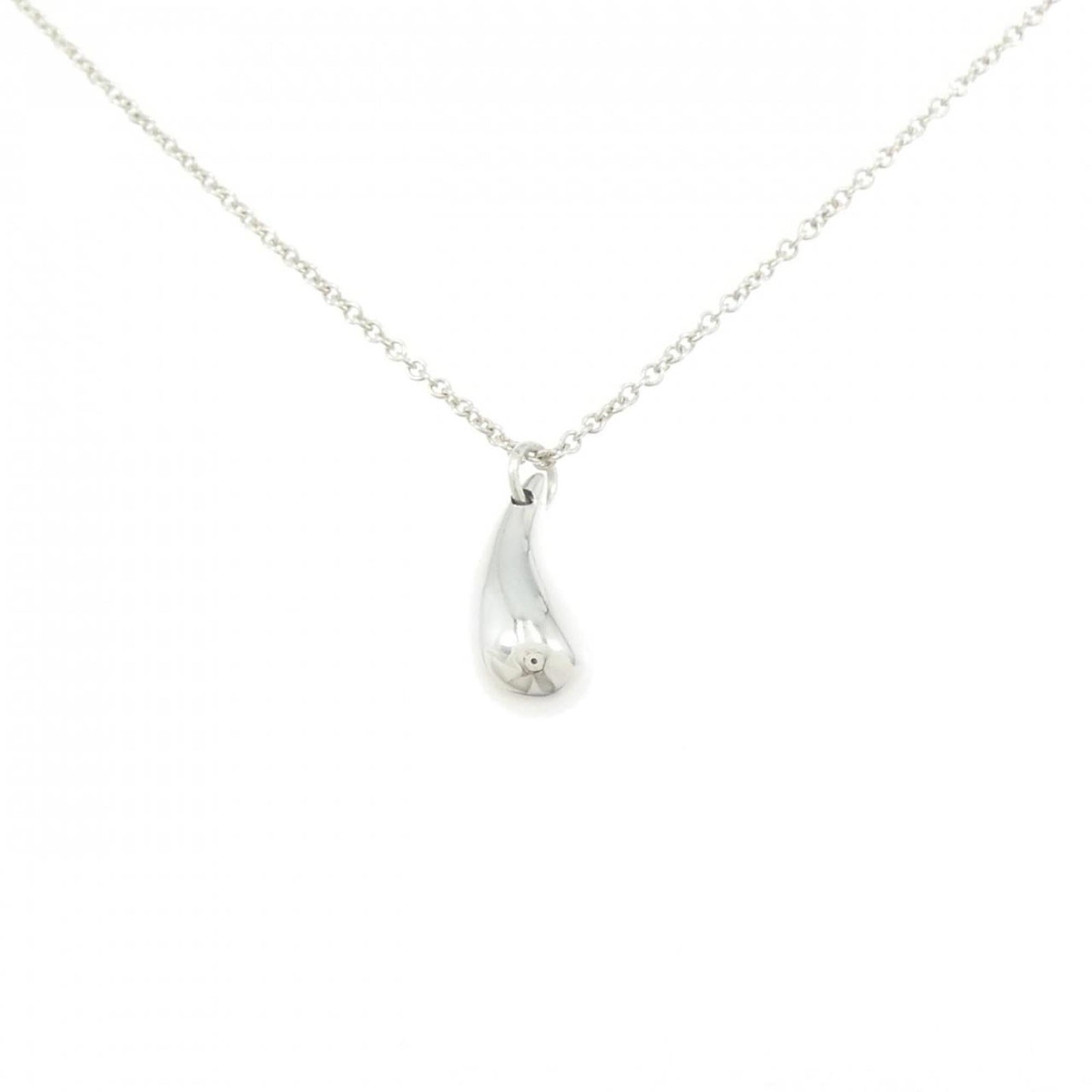 Tiffany Necklace Teardrop: Tiffany Necklace Teardrop Silver Tiffany Necklace Teardrop Pendant, 41 cm / 16.14'' circumference, with a pendant size of 13.9mm x 5.4mm, bearing a signature. This necklace features a silver 925