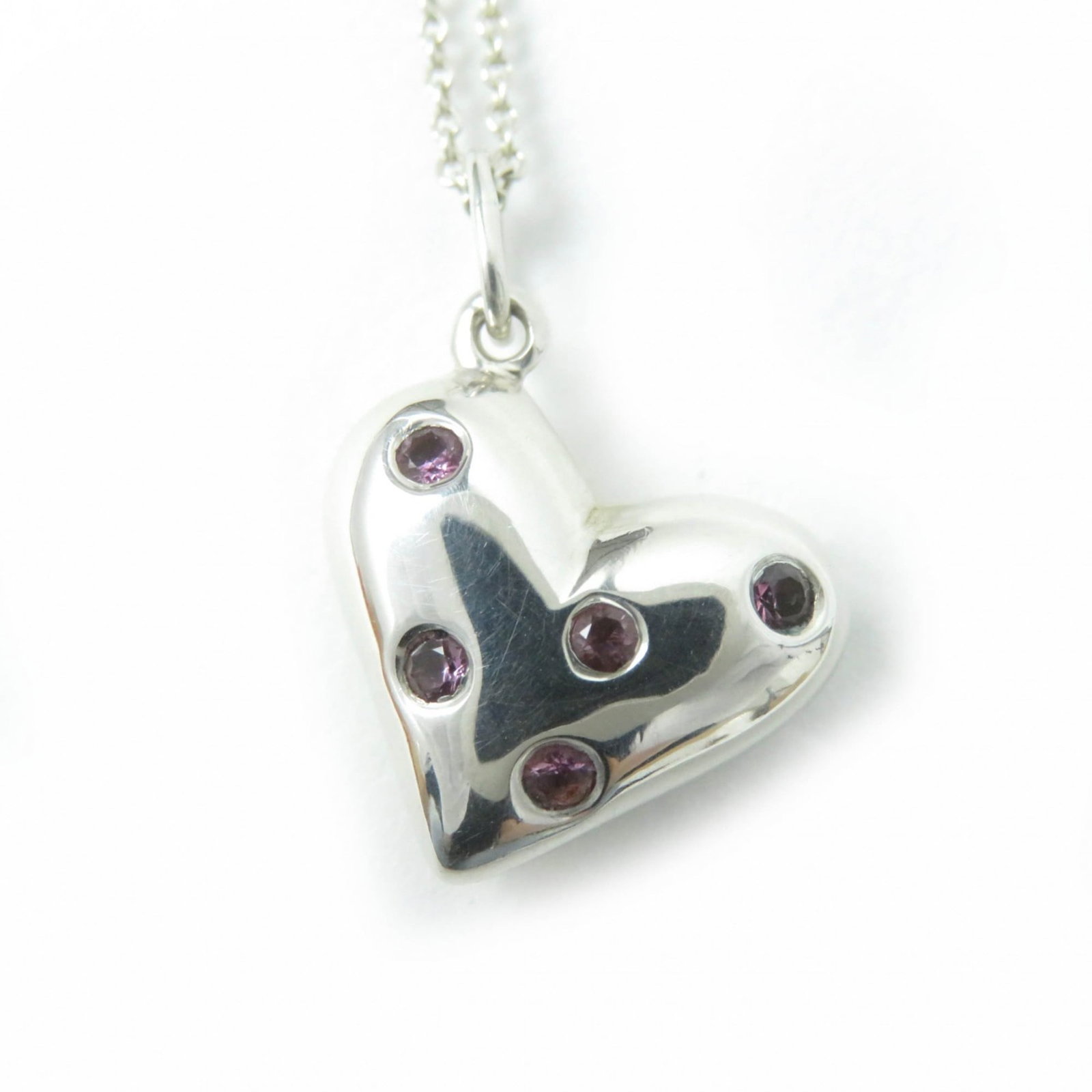 Tiffany & Co. Vintage Dots Heart Necklace Rare Old Tiffany Sv925 5 Pink Sapphires Silver Pink: Tiffany & Co. Vintage Dots Heart Necklace Rare Old Tiffany Sv925 5 Pink Sapphires Silver Pink Tiffany & Co. Vintage Dots Heart Necklace boasts an elegant design featuring five pink sapphires set in st