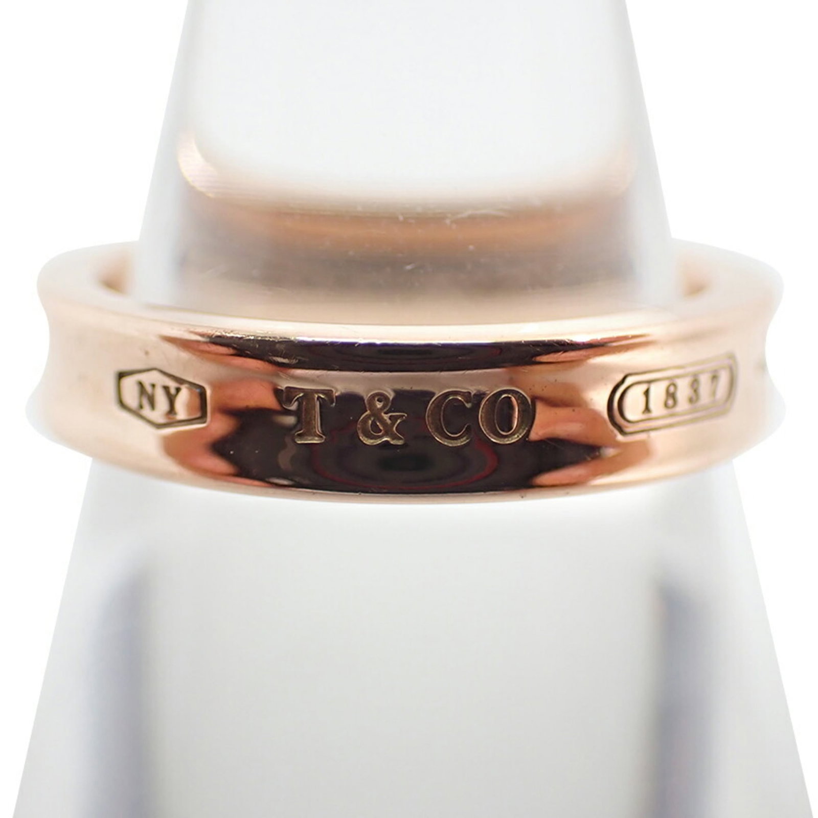 Metal Ring Band Tiffany: Metal Ring Band Tiffany Metal Ring Band Tiffany, a refined women's band ring made from metal, features a sleek design. This used item, in like new condition with hardly any traces of usage, showcases 