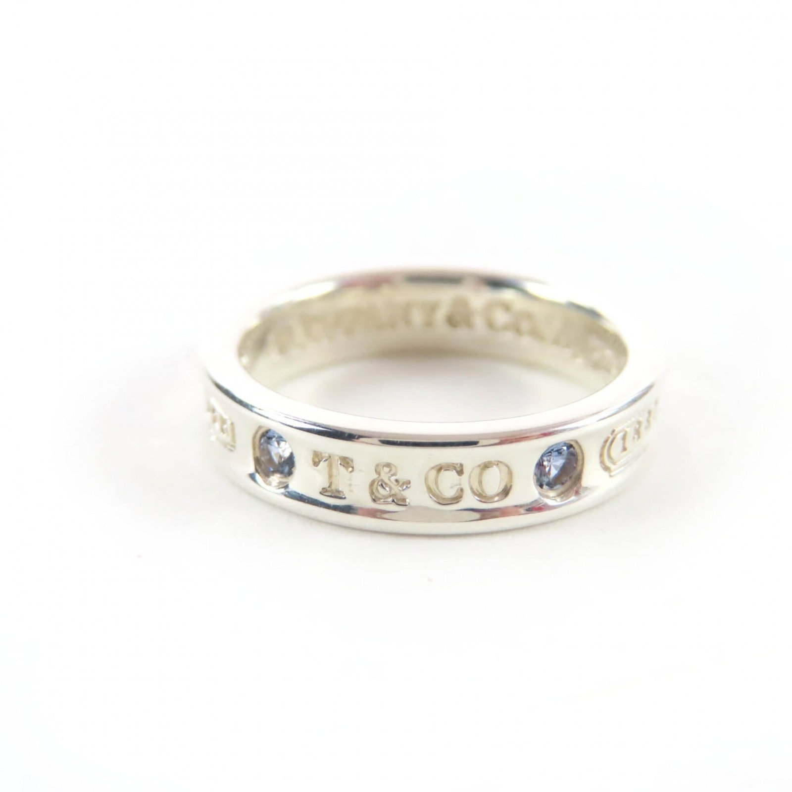 Tiffany Band Ring Silver 925: Tiffany Band Ring Silver 925 Silver 925 band ring from Tiffany, featuring a classic design with a subtle sheen. This piece is made from high-quality silver and has been carefully maintained to retain 