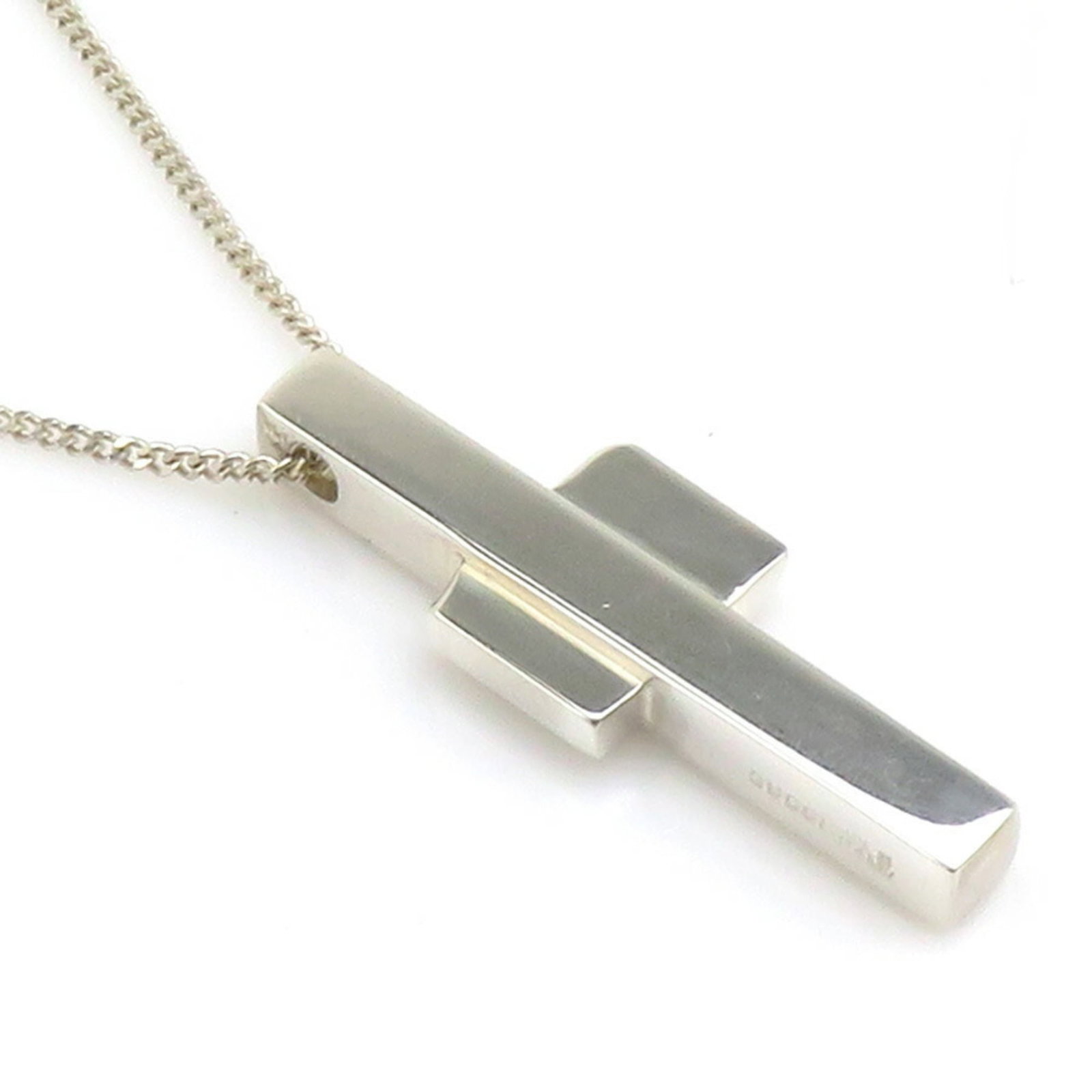 Gucci Necklace Silver 925 Men'S R10492A: Gucci Necklace Silver 925 Men'S R10492A Silver 925 Gucci Men's Necklace with a sleek design, featuring a 40mm x 13mm pendant and adjustable neck circumference of 60 cm. The necklace bears signs of usa