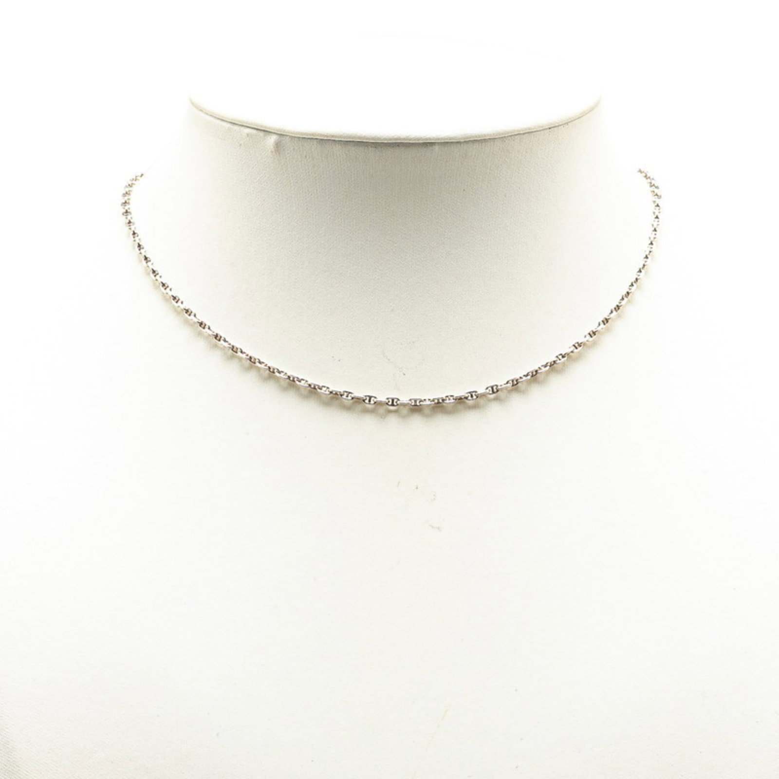 Hermes Herms Serie Mini Chaine D'Ancre Ttpm Chain Necklace In Sv925 Silver For Women: Hermes Herms Serie Mini Chaine D'Ancre Ttpm Chain Necklace In Sv925 Silver For Women Silver 925 chain necklace with a classic design, featuring the iconic Hermes Serie Mini Chaine D'Ancre motif. This
