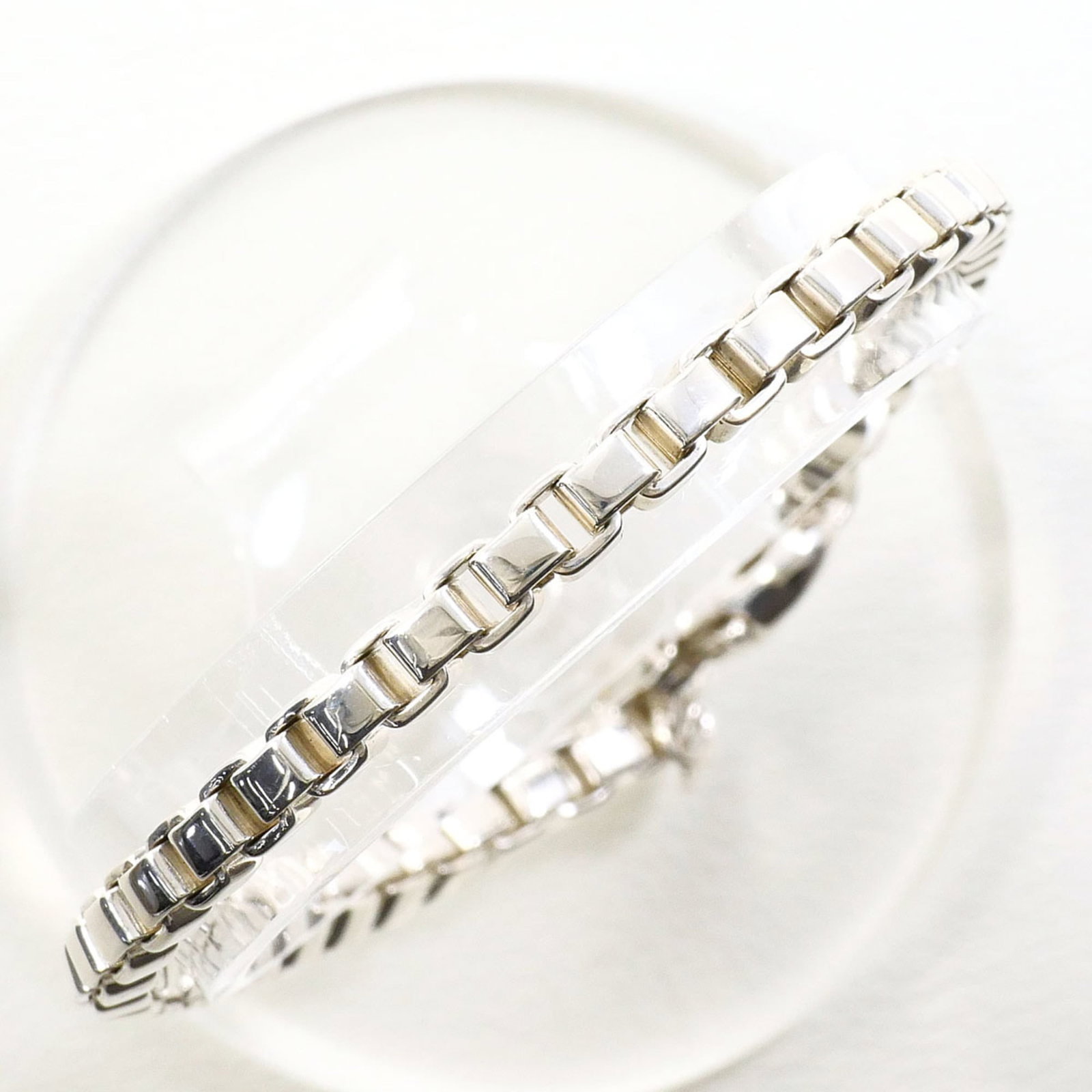Charm Tiffany Bracelet 925 Silver: Charm Tiffany Bracelet 925 Silver Charm Tiffany Bracelet 925 Silver - A beautiful, like-new charm bracelet made from high-quality 925 silver, featuring a delicate design that adds a touch of elegance 