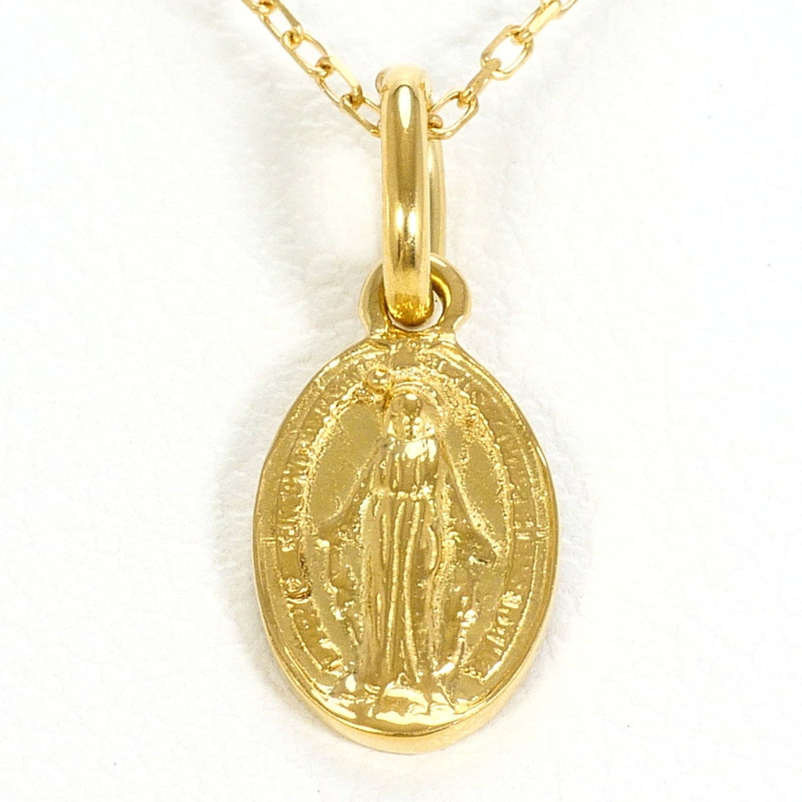 18K (18-Karat) Yellow Gold Necklace Total Weight 1.5G 40Cm Jewelry: 18K (18-Karat) Yellow Gold Necklace Total Weight 1.5G 40Cm Jewelry 18K yellow gold necklace with a total weight of 1.5g, measuring 40cm in length, features a pendant that stands out at 14mm x 7mm.