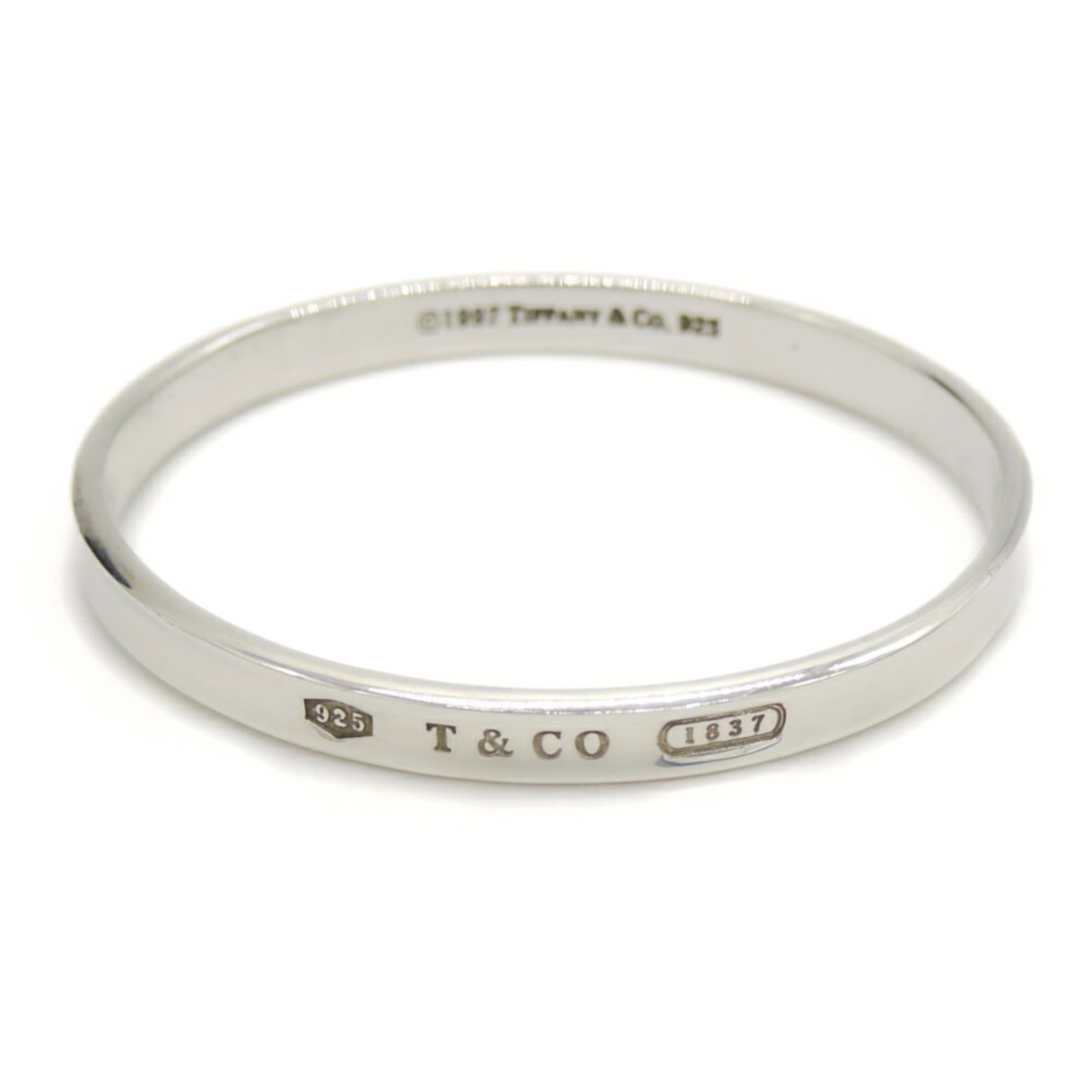 Silver Bangle Tiffany: Silver Bangle Tiffany Silver Bangle Tiffany bears the signature of its creator, adding a touch of elegance to any outfit. Made from high-quality silver 925 material, this bangle features a classic