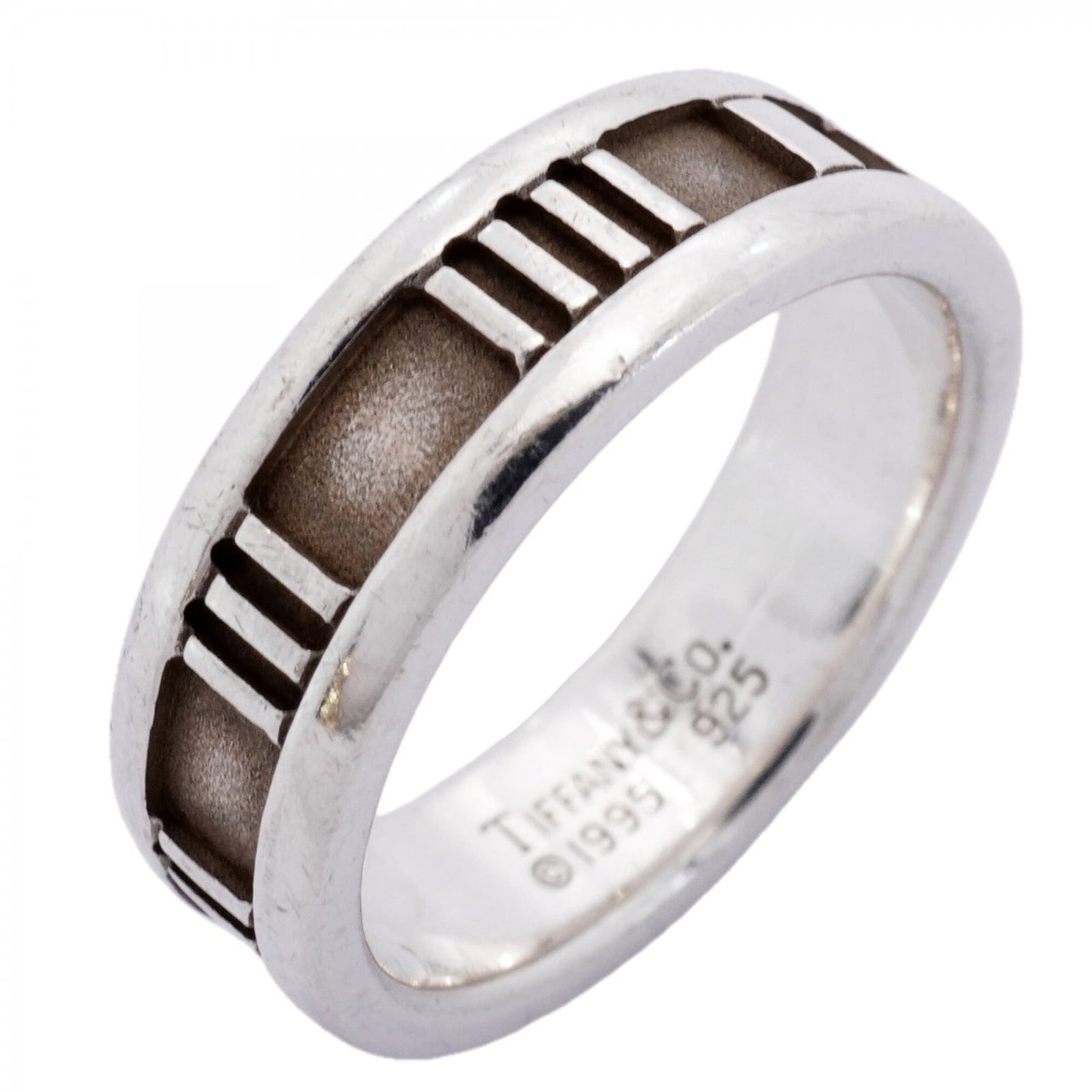 Tiffany Band Ring Silver 925: Tiffany Band Ring Silver 925 Silver 925 band ring from Tiffany, featuring a classic design. This used item shows signs of wear with traces of usage and minor scratches, but remains in good condition